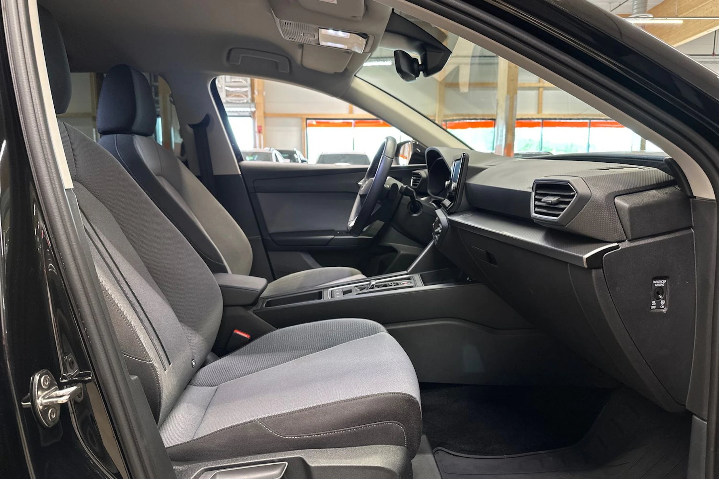 musta SEAT Leon Sportstourer 2024 kuva 10.