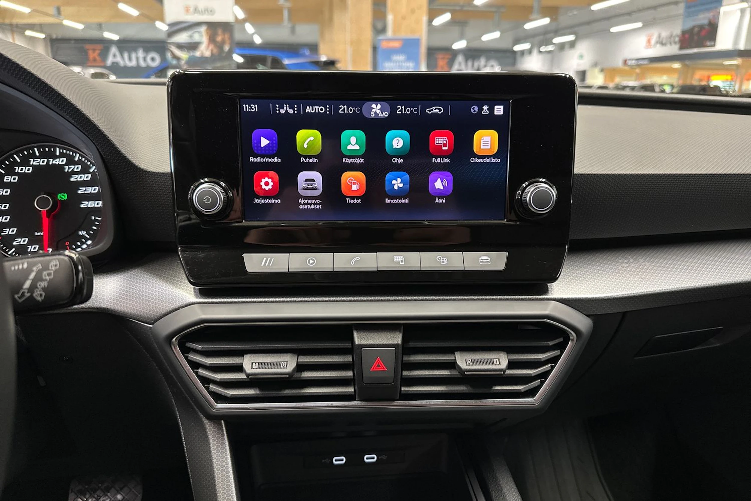 musta SEAT Leon Sportstourer 2024 kuva 15.