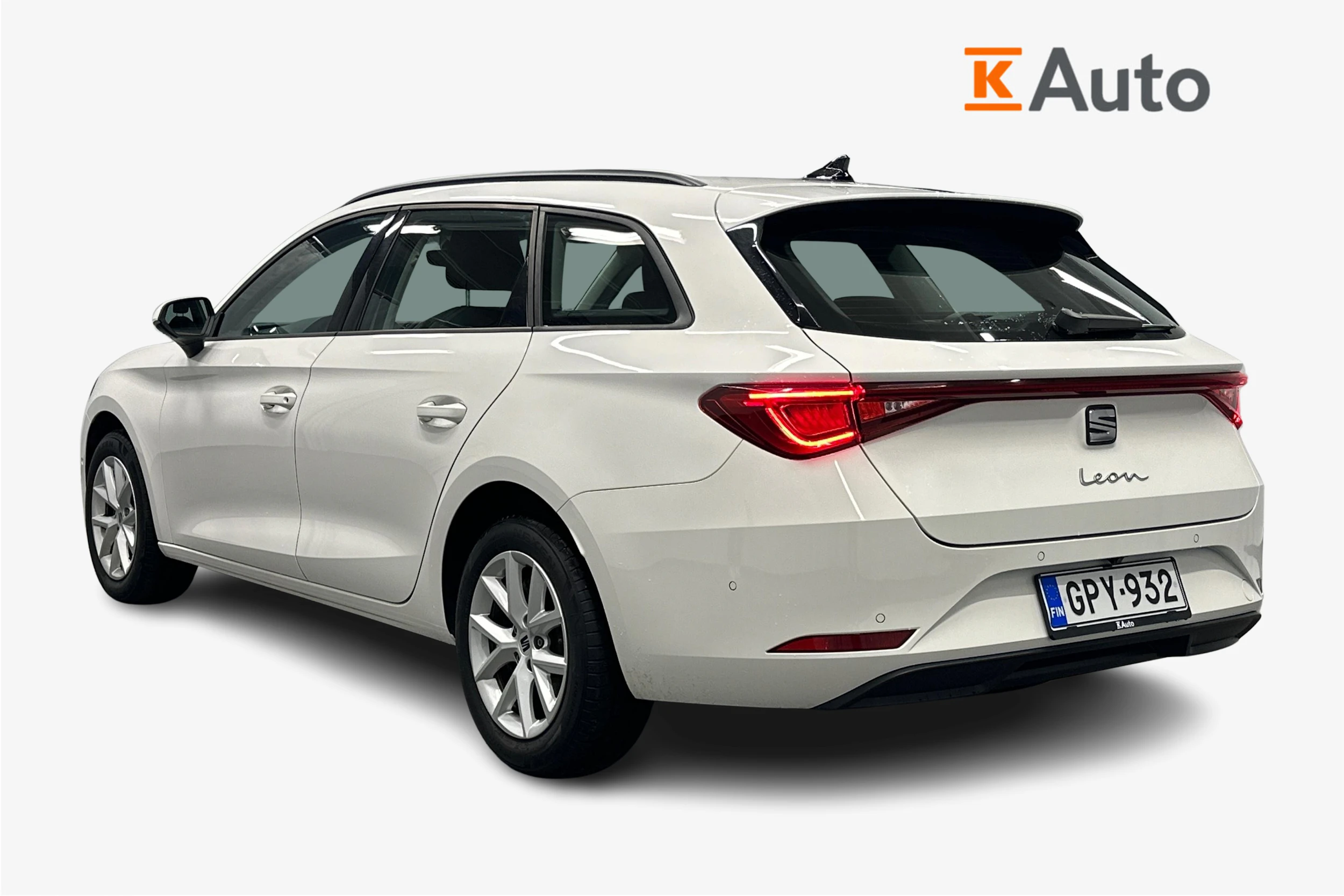 valkoinen SEAT Leon Sportstourer 2024 kuva 3.