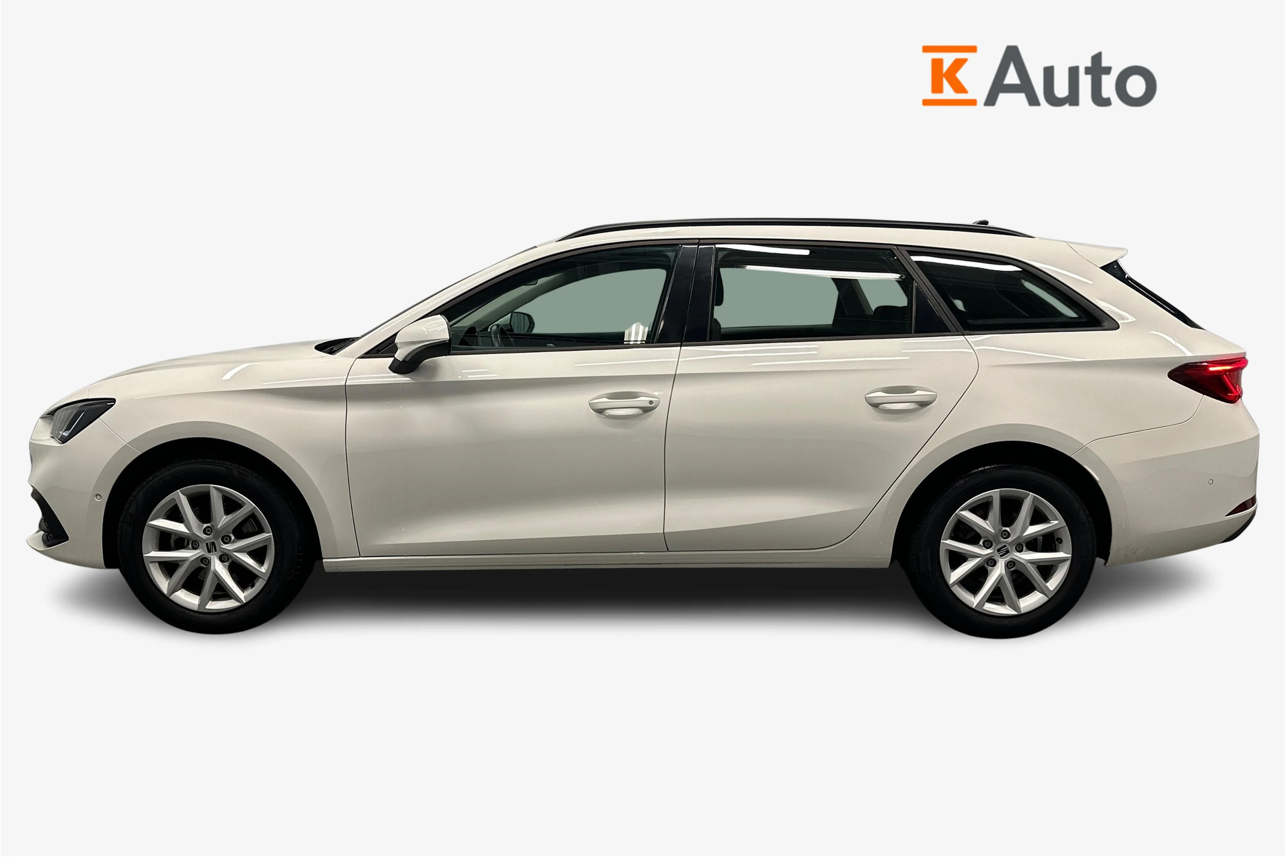 valkoinen SEAT Leon Sportstourer 2024 kuva 7.