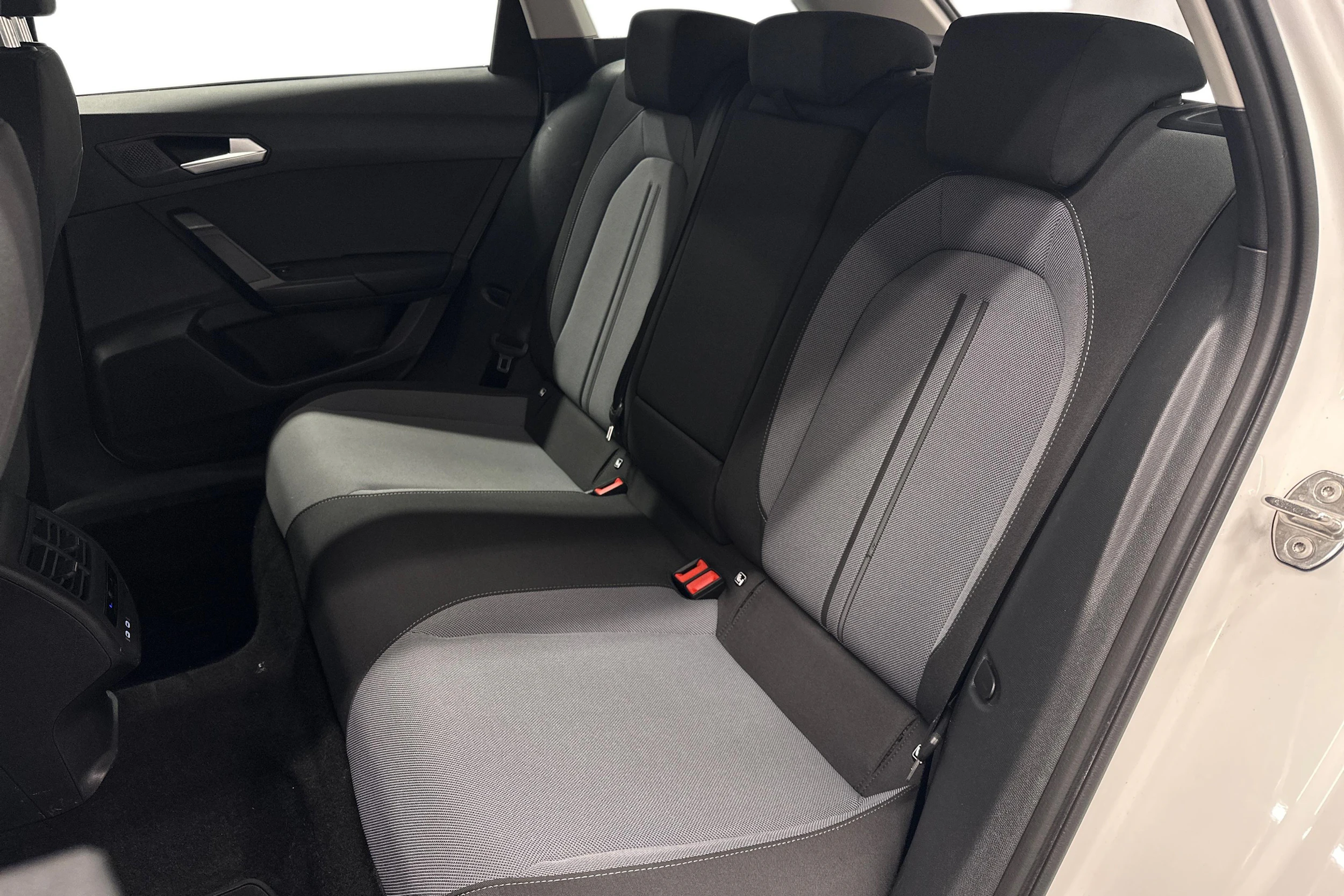 valkoinen SEAT Leon Sportstourer 2024 kuva 11.