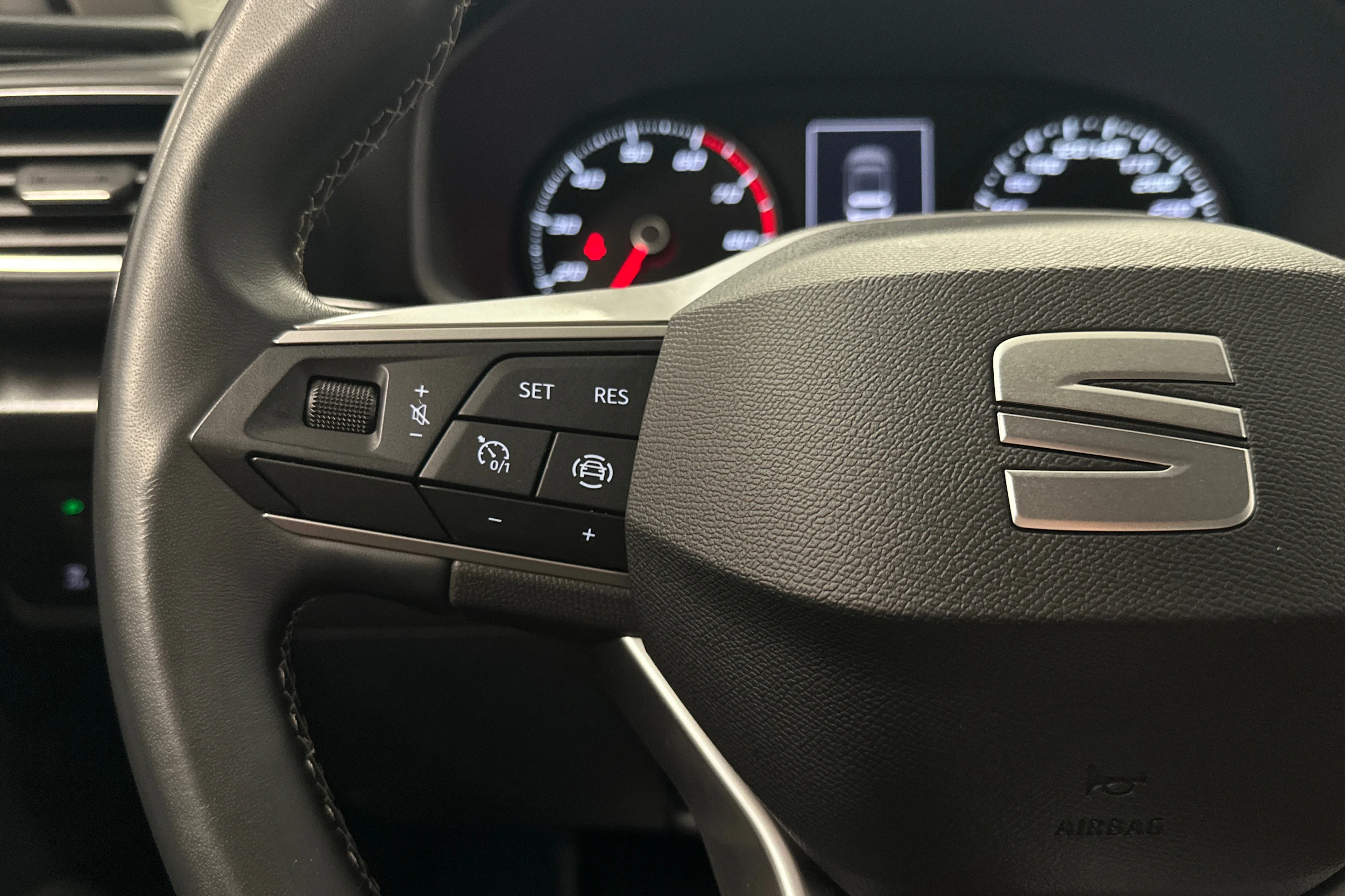 valkoinen SEAT Leon Sportstourer 2024 kuva 15.
