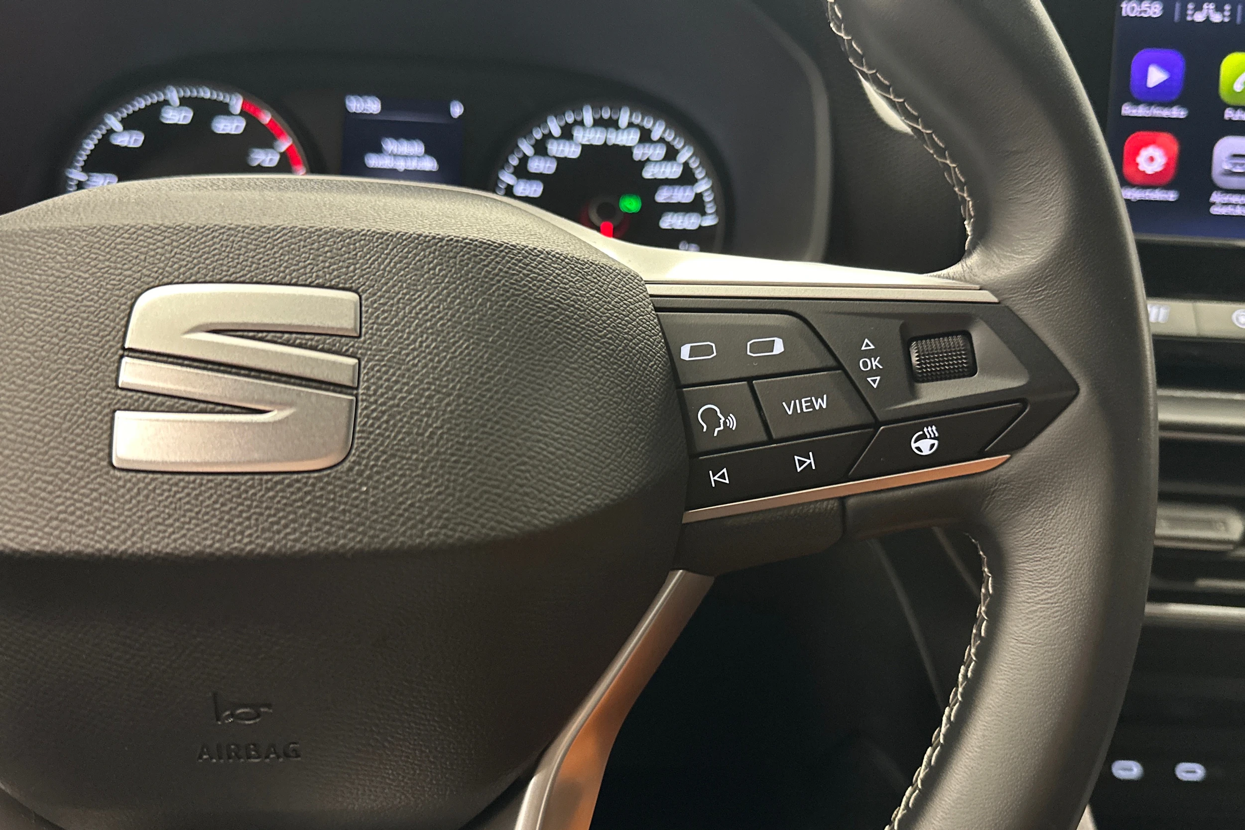 valkoinen SEAT Leon Sportstourer 2024 kuva 16.