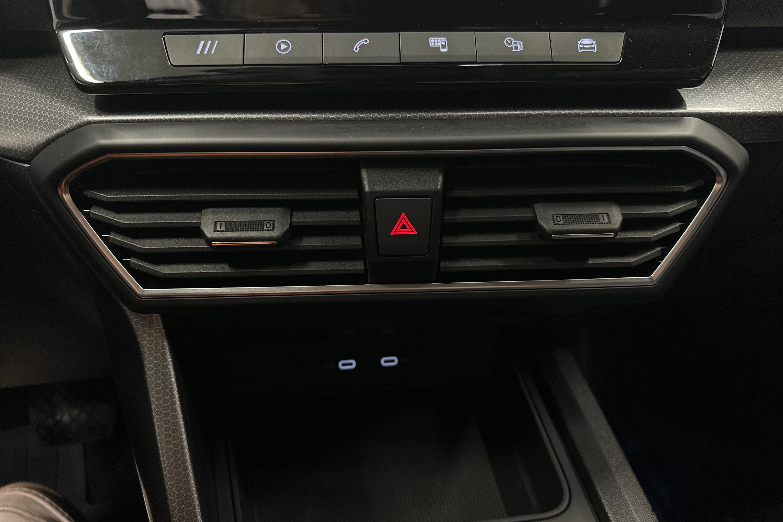valkoinen SEAT Leon Sportstourer 2024 kuva 36.