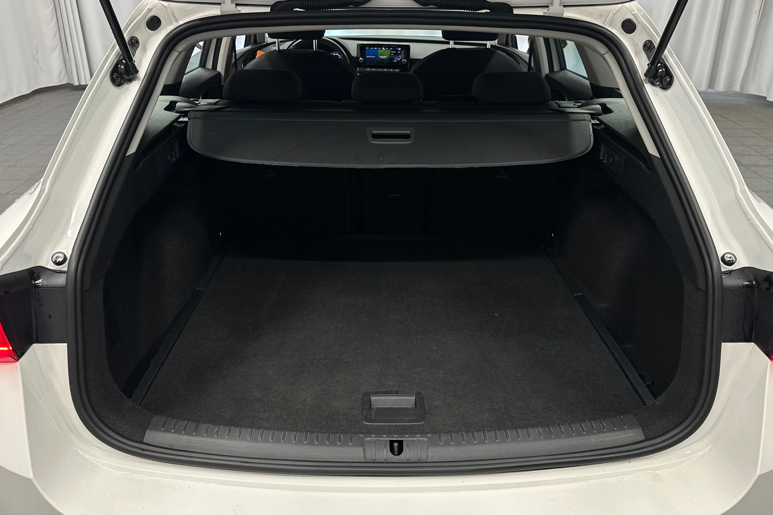 valkoinen SEAT Leon Sportstourer 2024 kuva 39.