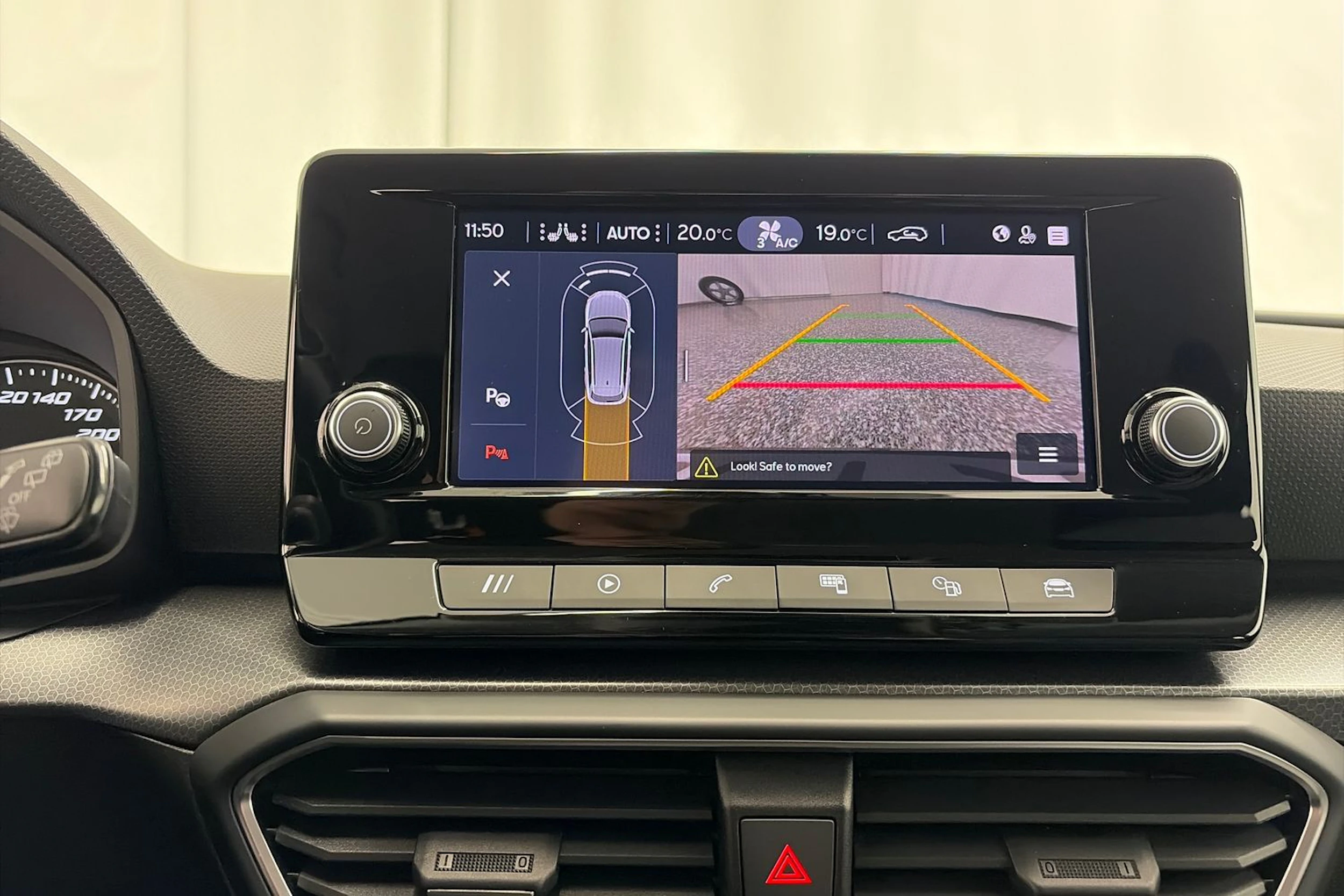 valkoinen SEAT Leon Sportstourer 2024 kuva 16.