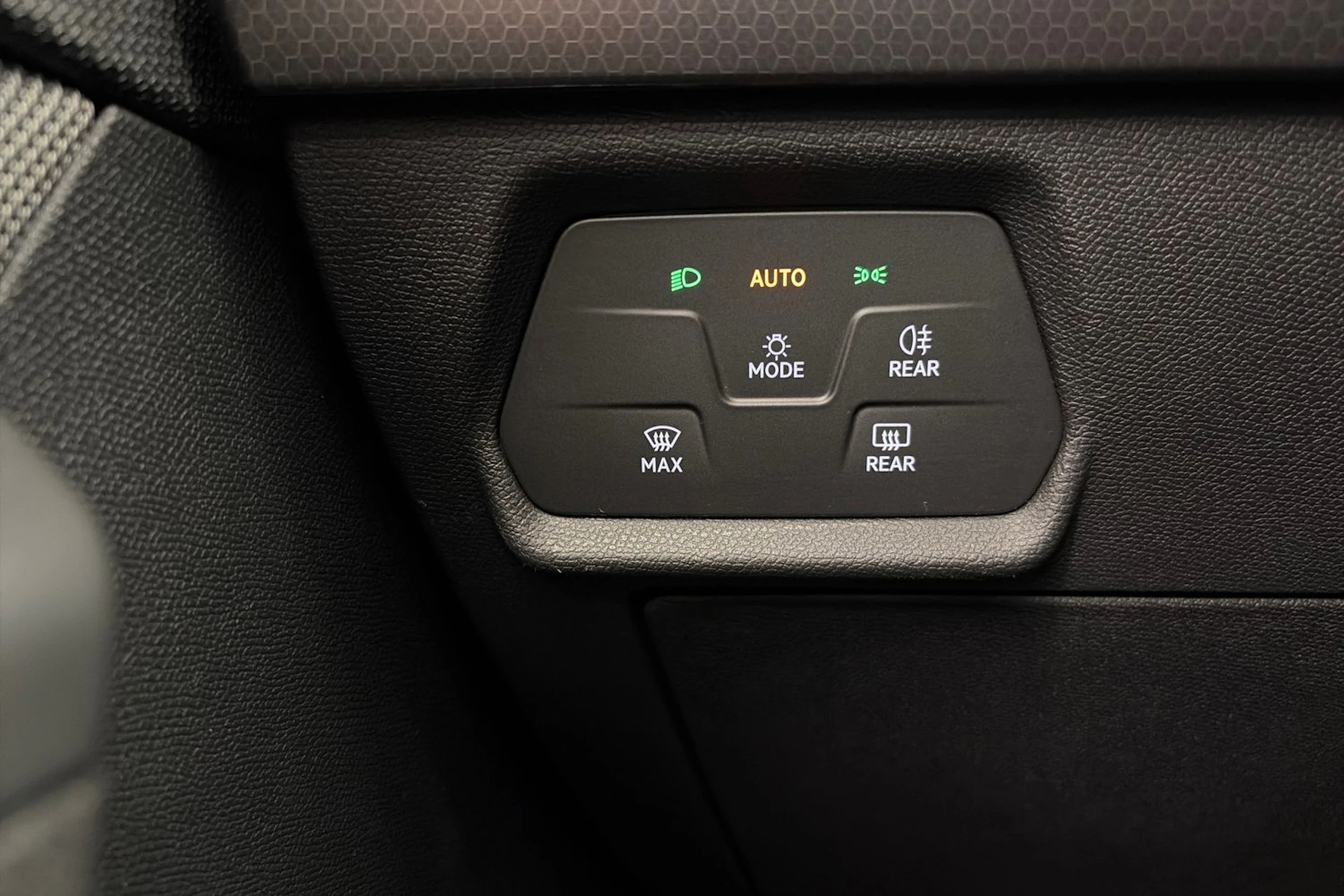 valkoinen SEAT Leon Sportstourer 2024 kuva 20.