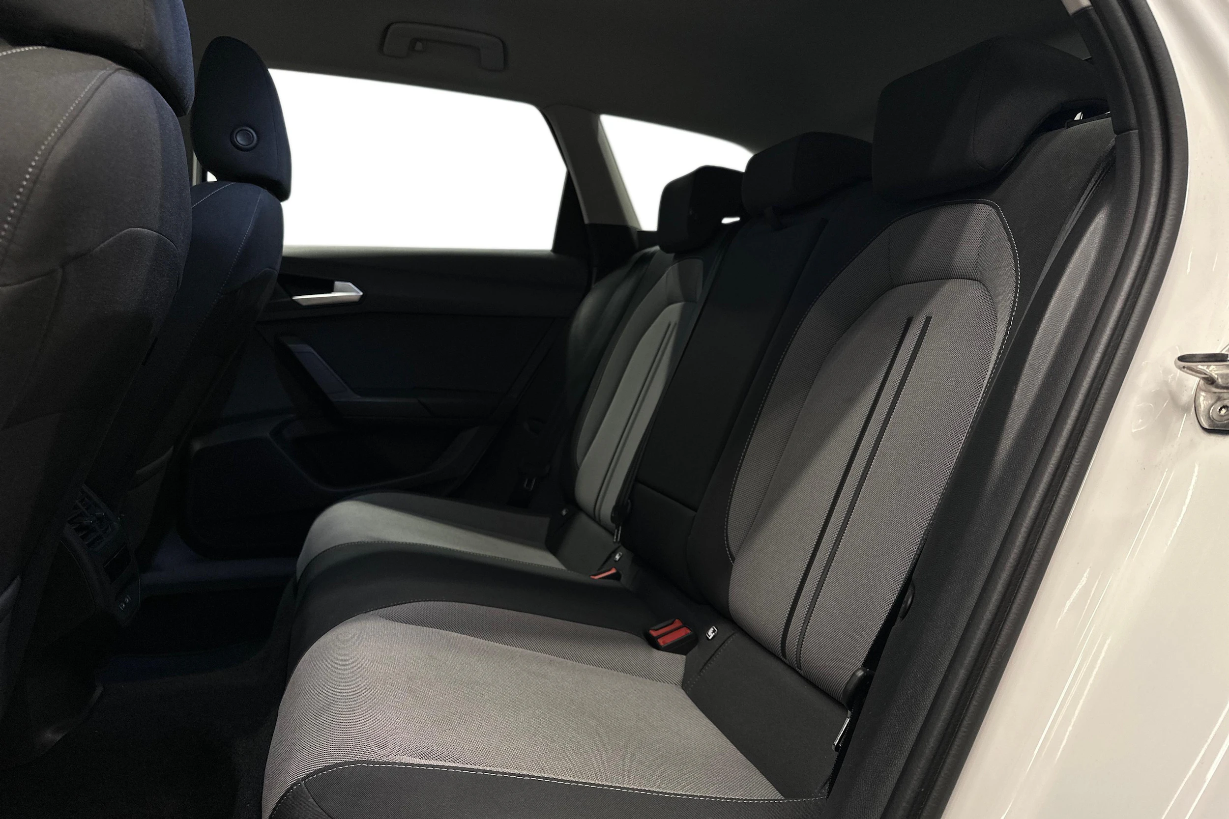 valkoinen SEAT Leon Sportstourer 2024 kuva 11.