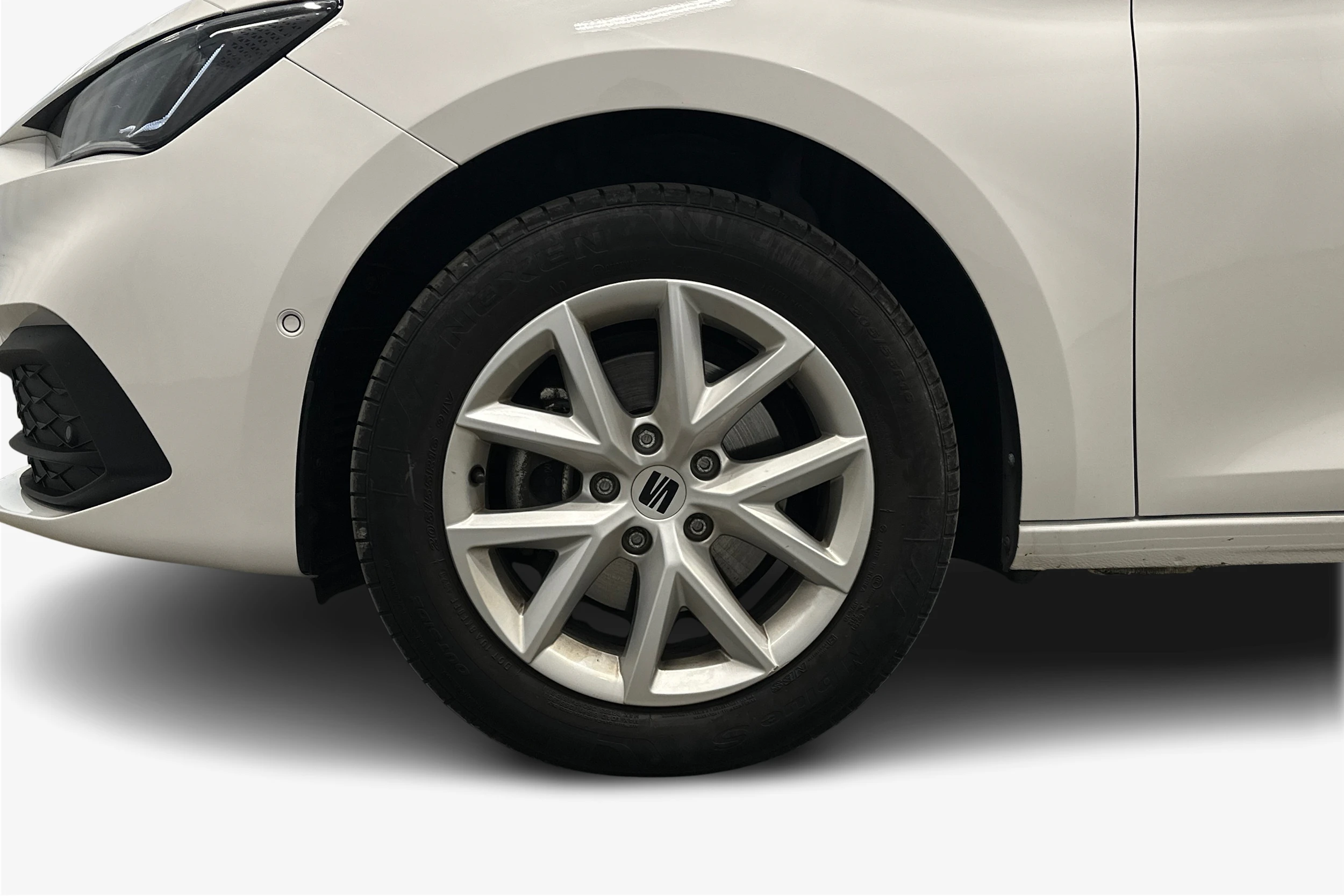 valkoinen SEAT Leon Sportstourer 2024 kuva 12.