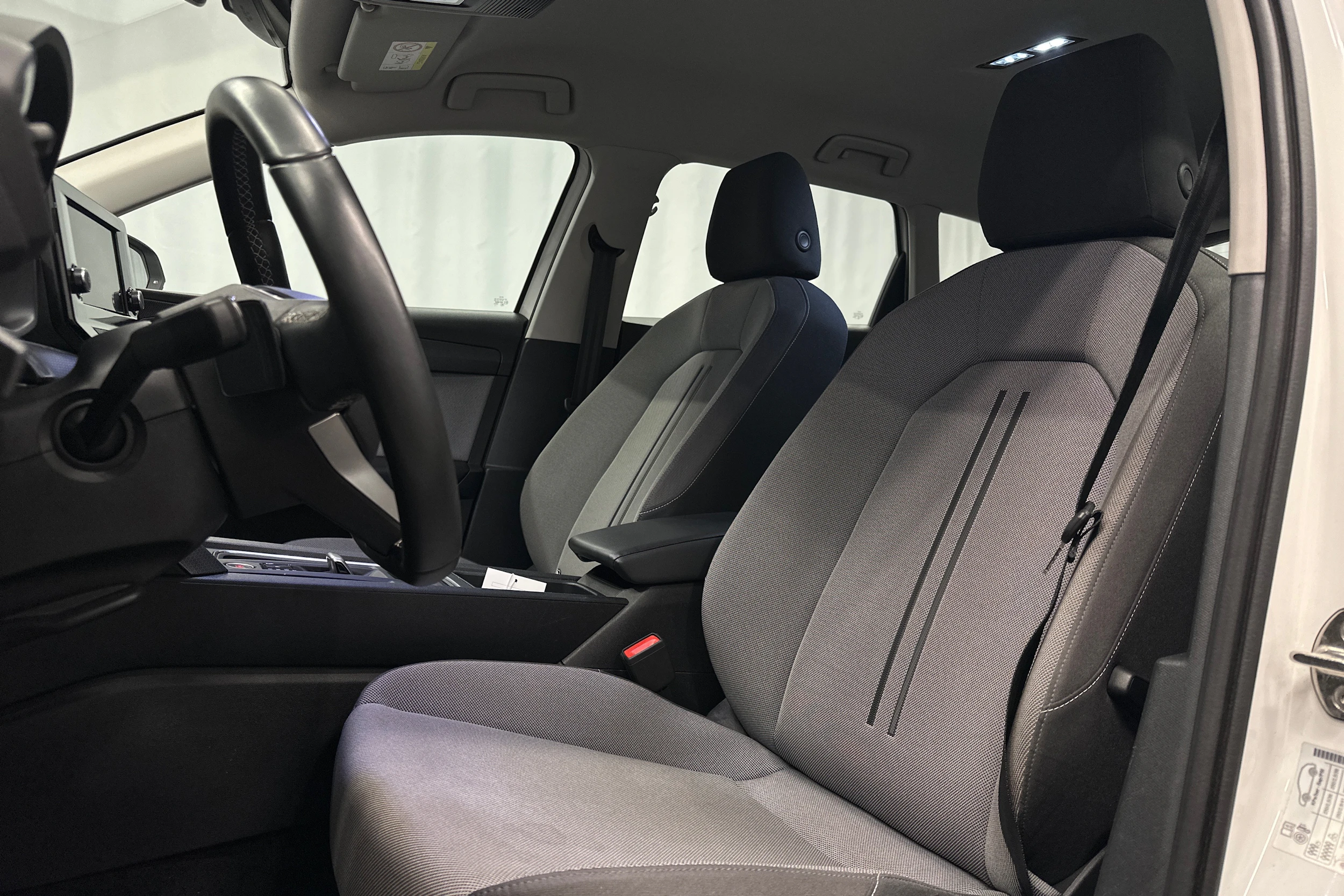 valkoinen SEAT Leon Sportstourer 2024 kuva 16.