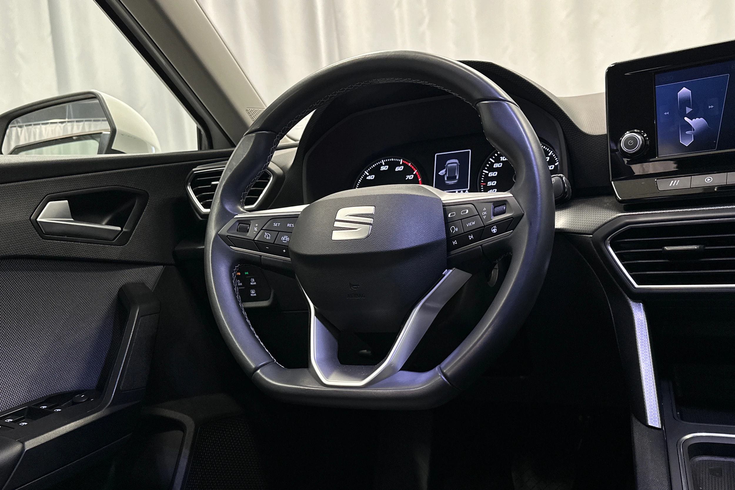 valkoinen SEAT Leon Sportstourer 2024 kuva 17.