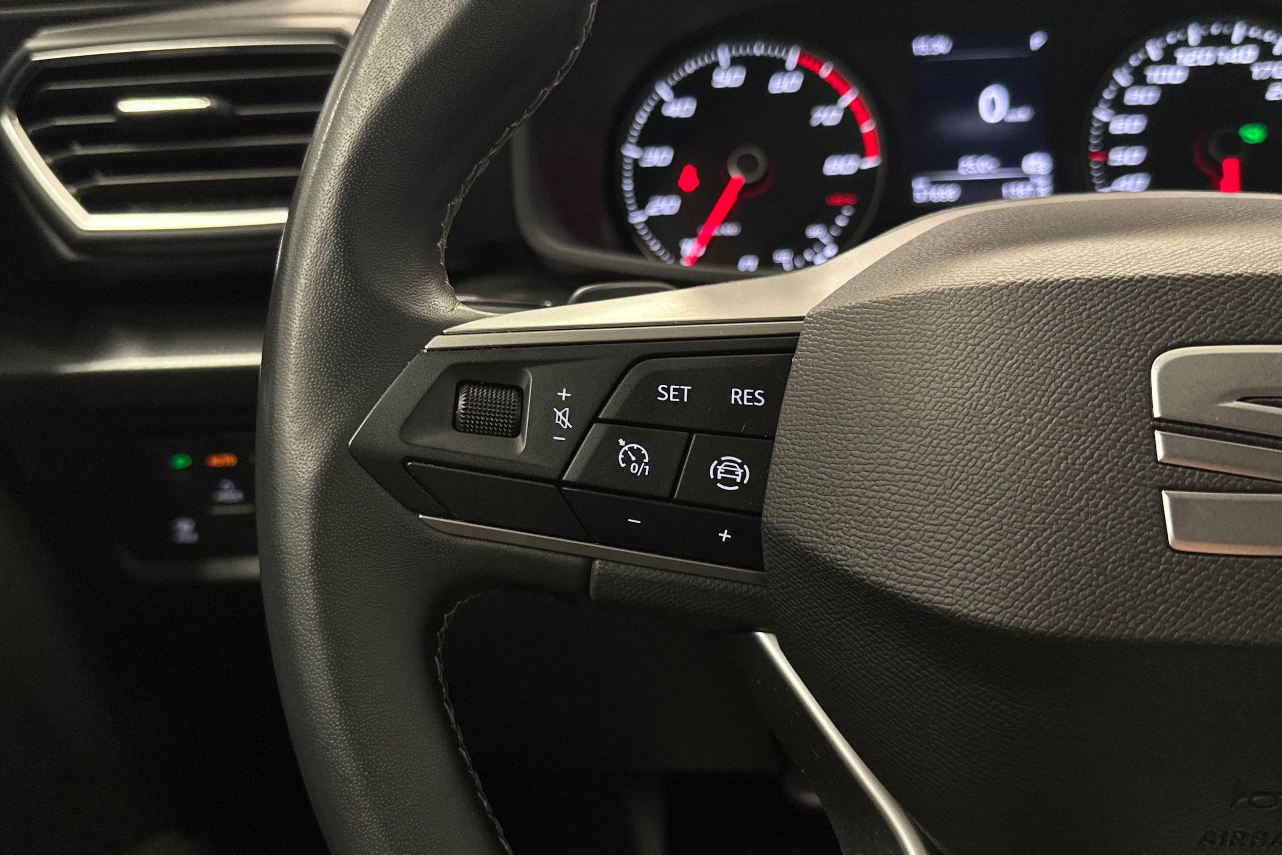 valkoinen SEAT Leon Sportstourer 2024 kuva 18.
