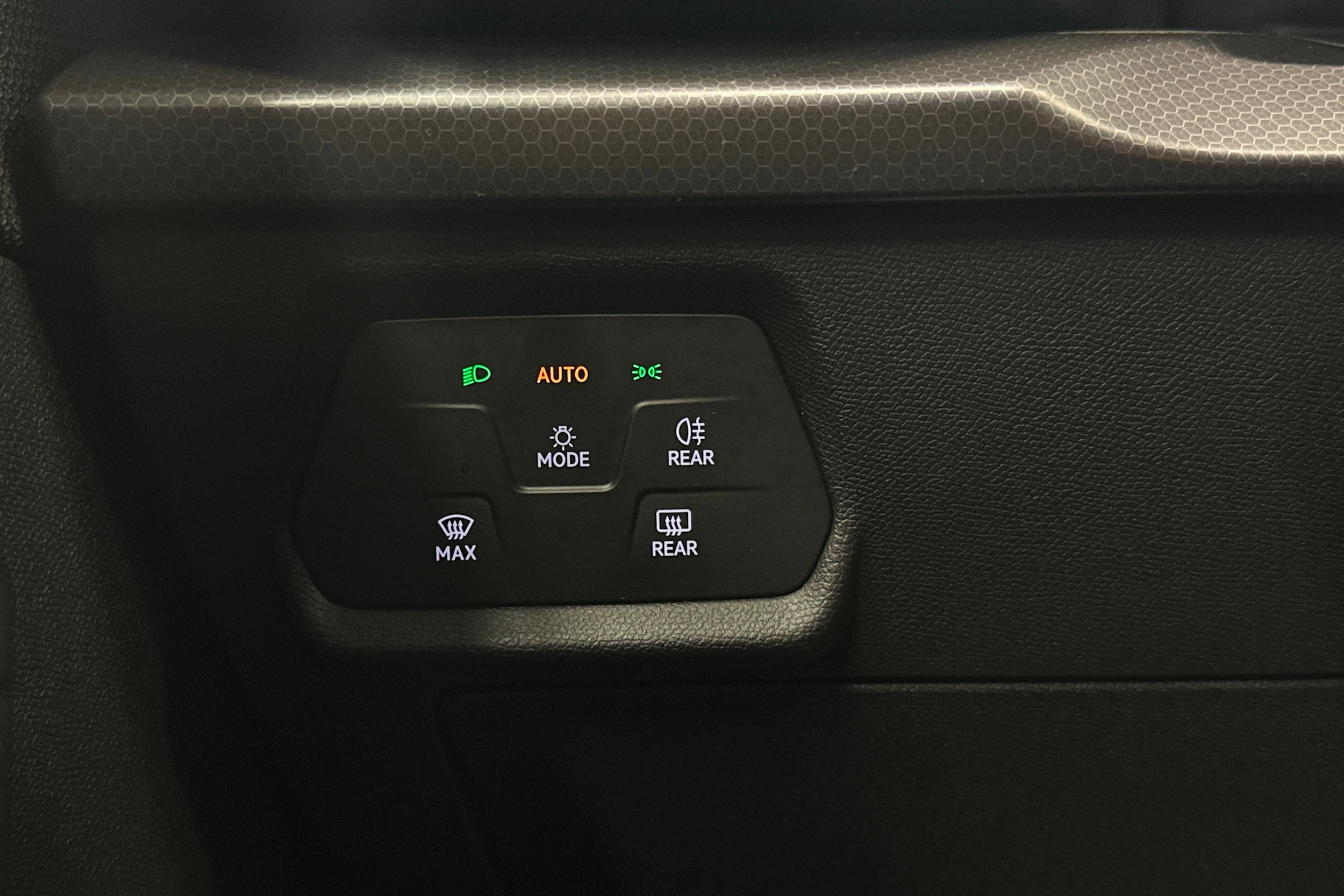 valkoinen SEAT Leon Sportstourer 2024 kuva 20.