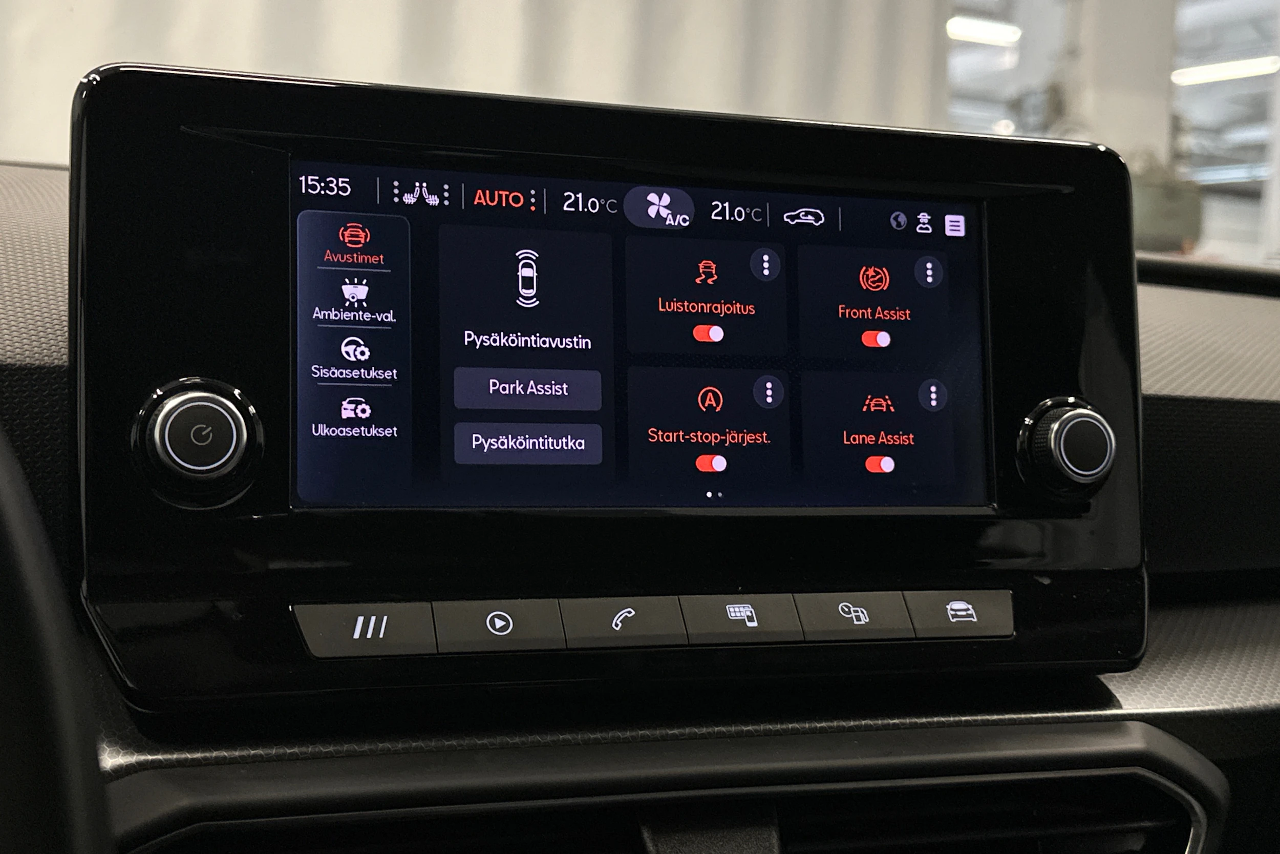 valkoinen SEAT Leon Sportstourer 2024 kuva 22.