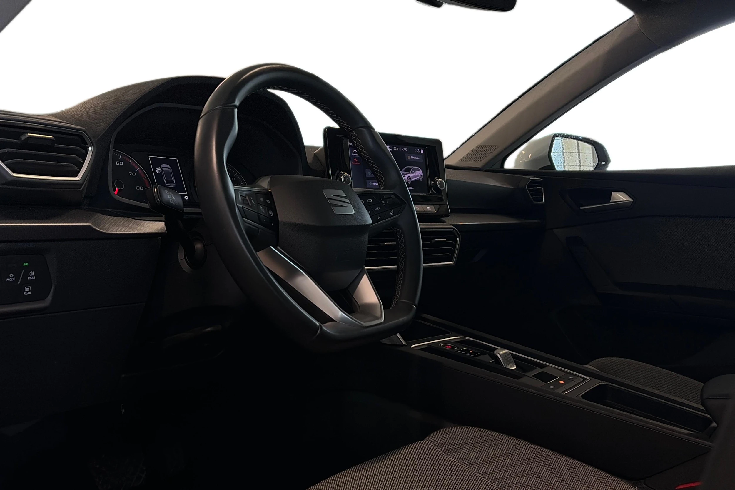 valkoinen SEAT Leon Sportstourer 2024 kuva 3.