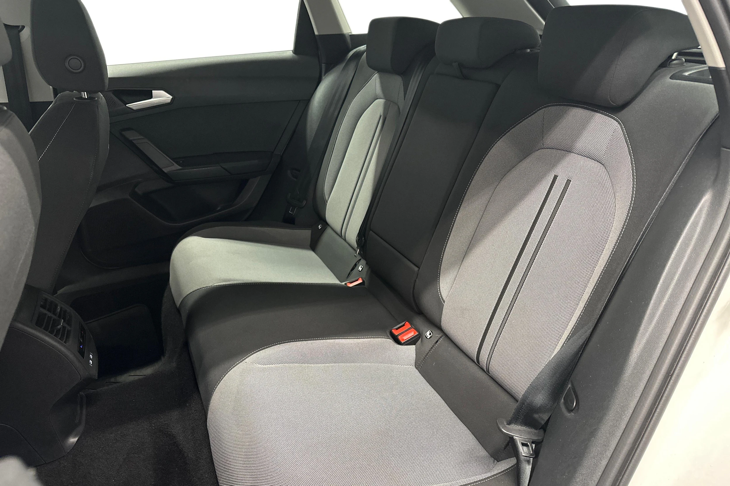 valkoinen SEAT Leon Sportstourer 2024 kuva 8.