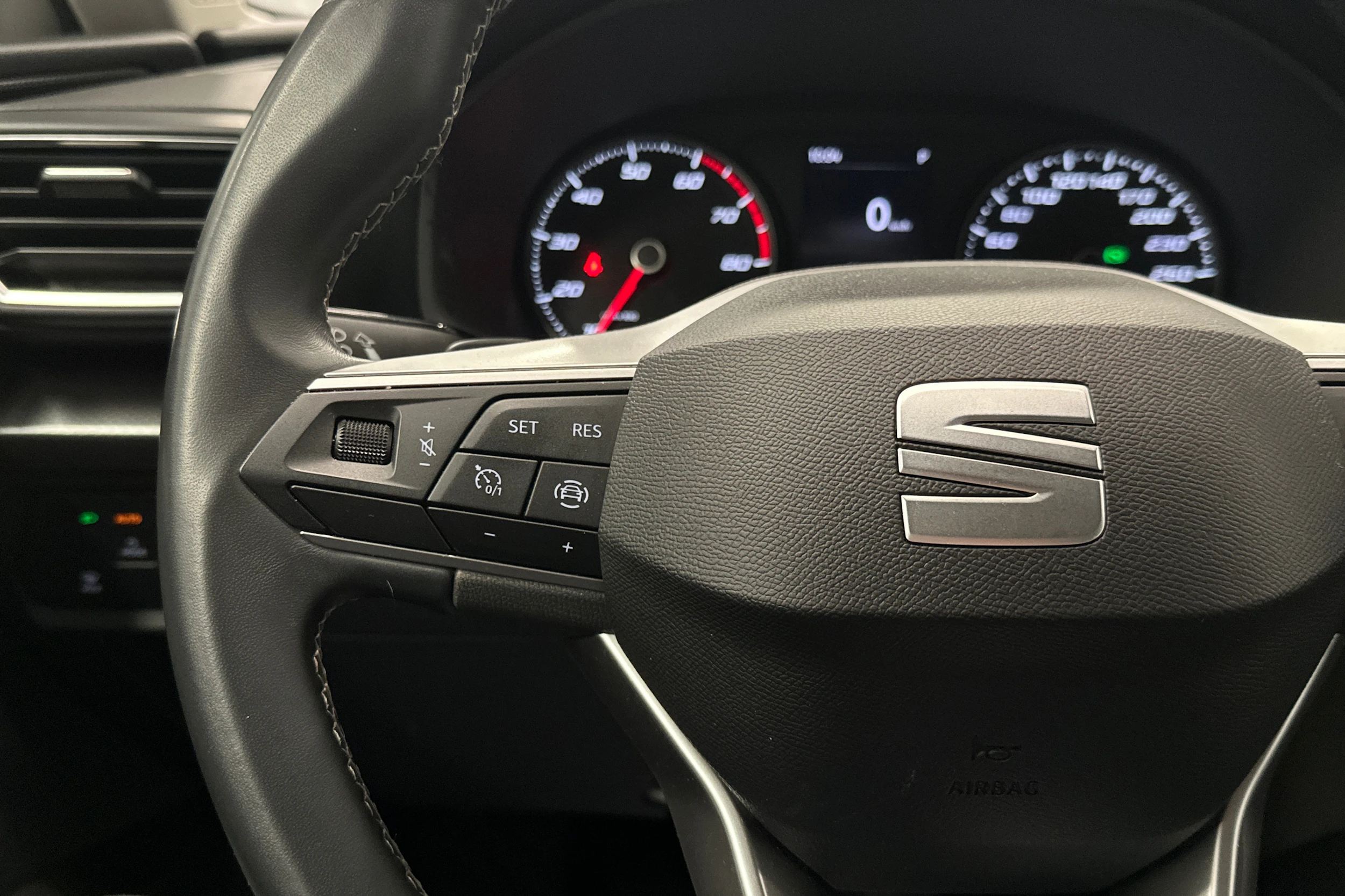 valkoinen SEAT Leon Sportstourer 2024 kuva 11.