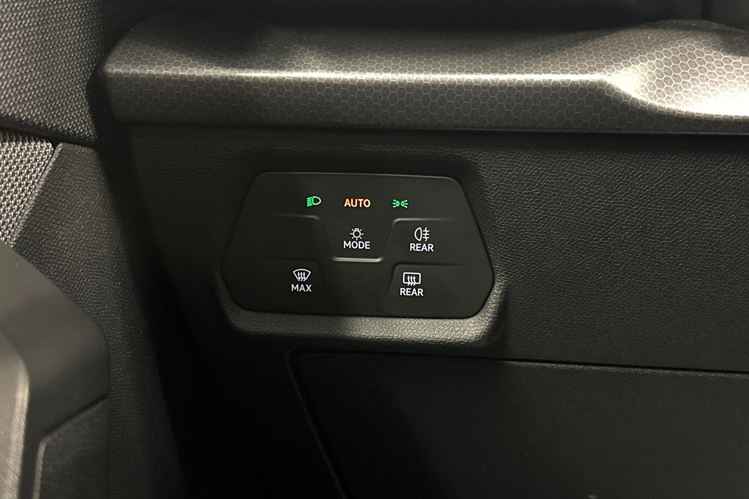 valkoinen SEAT Leon Sportstourer 2024 kuva 14.