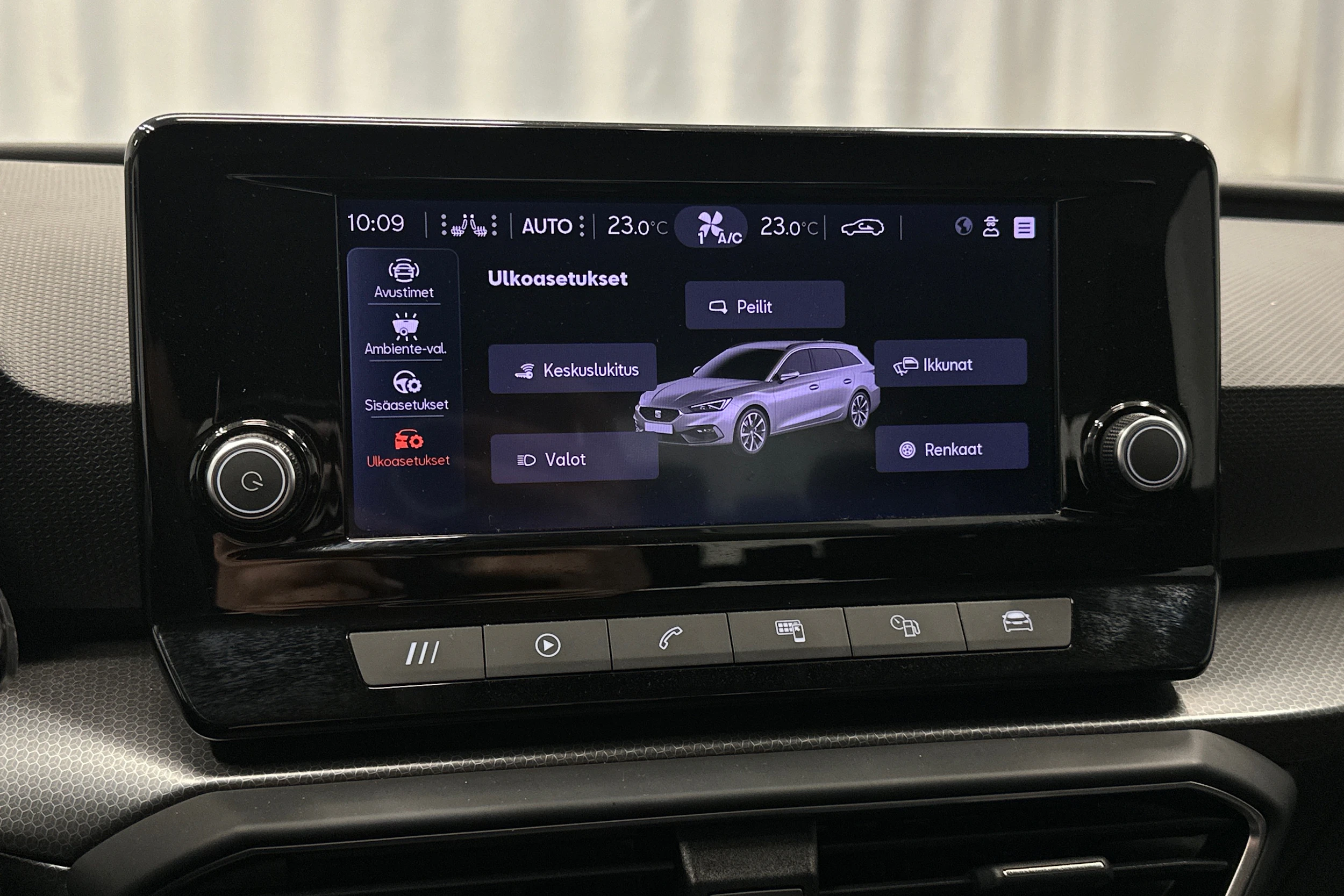 valkoinen SEAT Leon Sportstourer 2024 kuva 24.