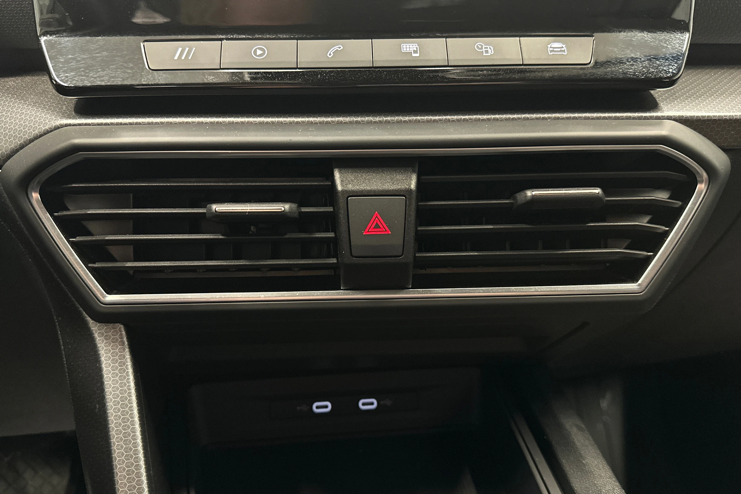 valkoinen SEAT Leon Sportstourer 2024 kuva 29.