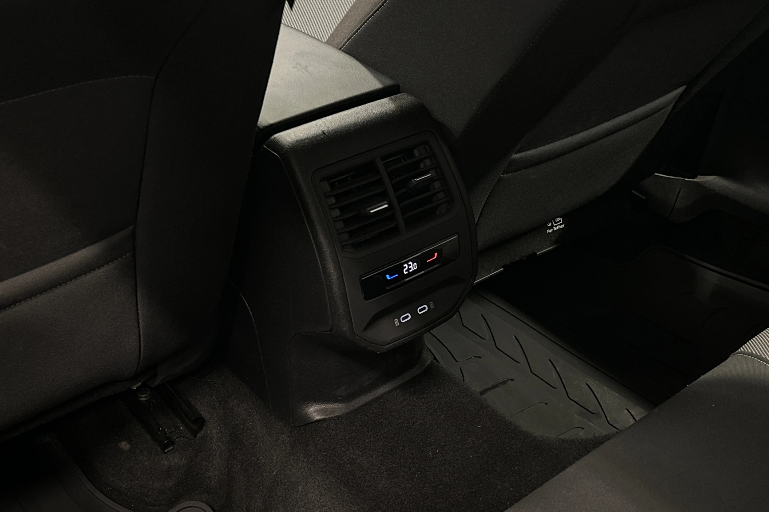 valkoinen SEAT Leon Sportstourer 2024 kuva 31.