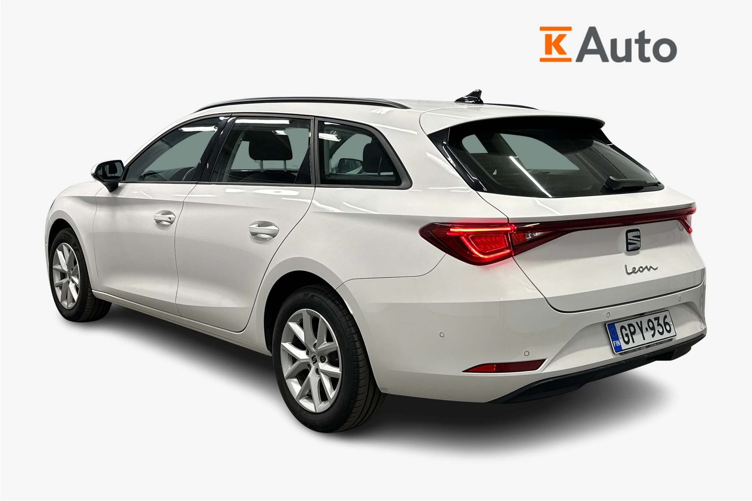 valkoinen SEAT Leon Sportstourer 2024 kuva 2.