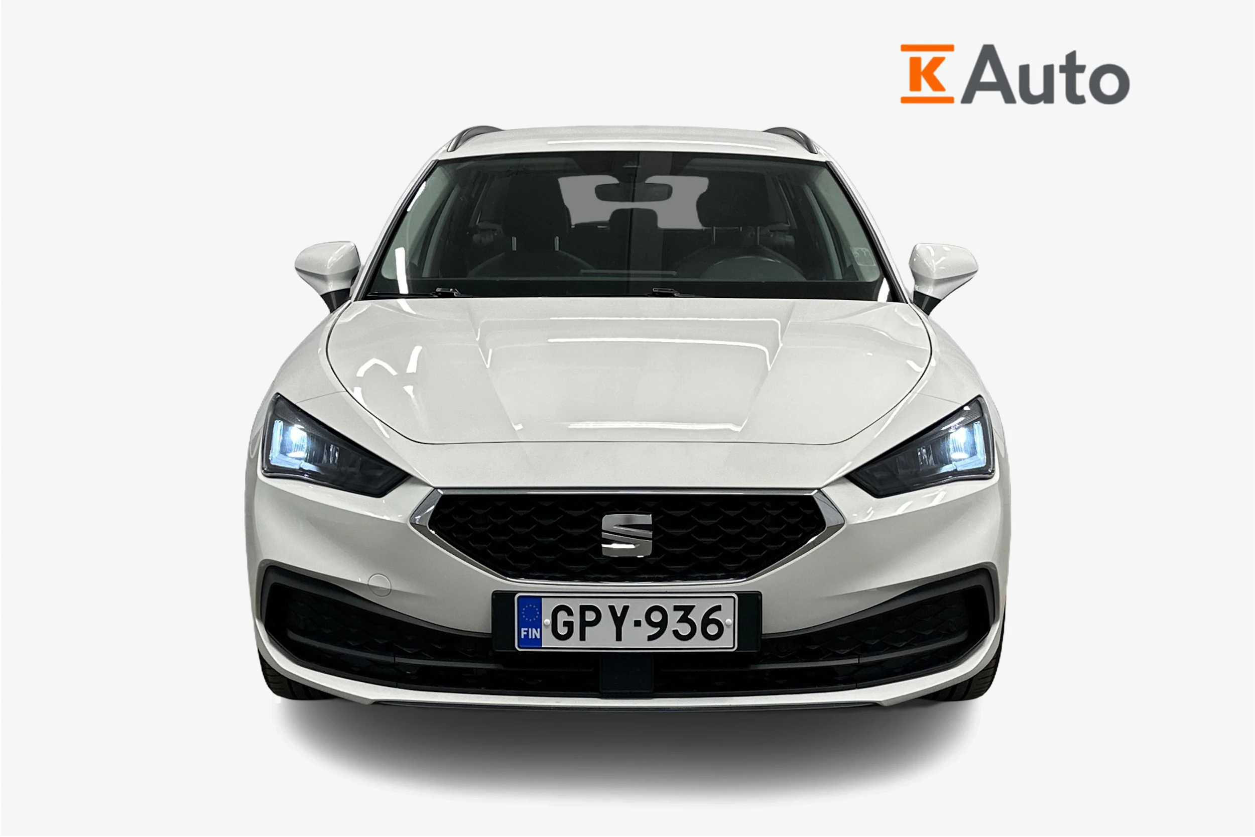 valkoinen SEAT Leon Sportstourer 2024 kuva 4.