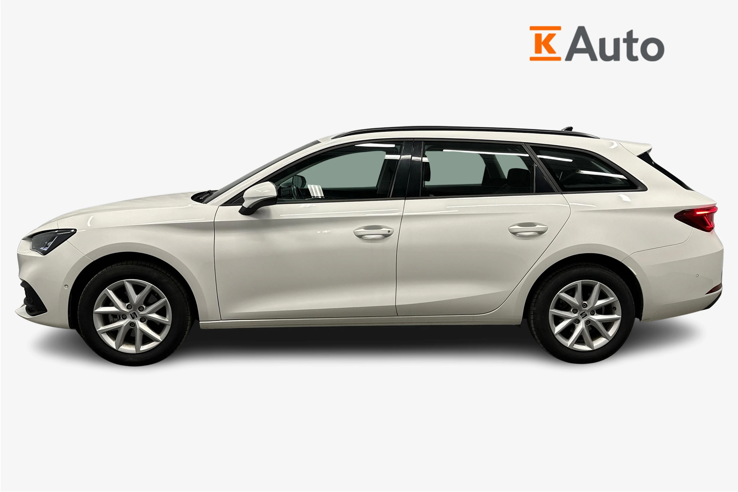valkoinen SEAT Leon Sportstourer 2024 kuva 5.