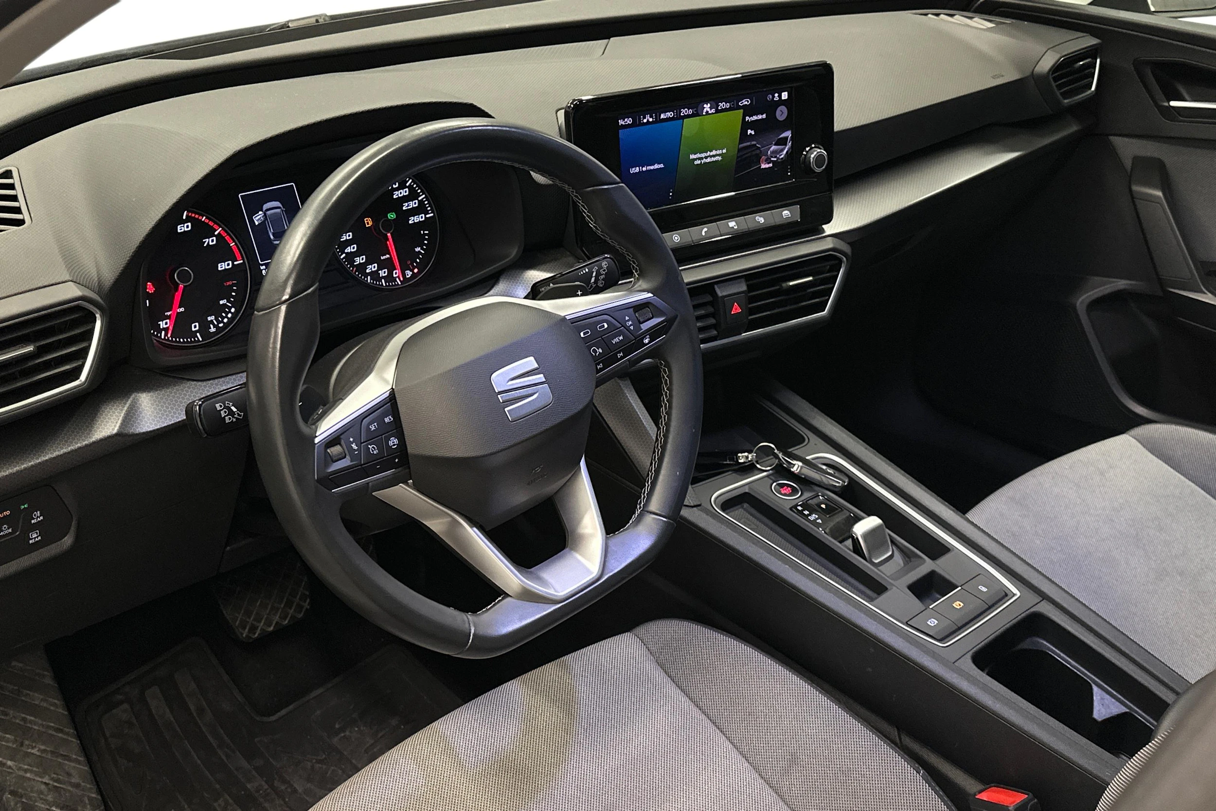 valkoinen SEAT Leon Sportstourer 2024 kuva 6.