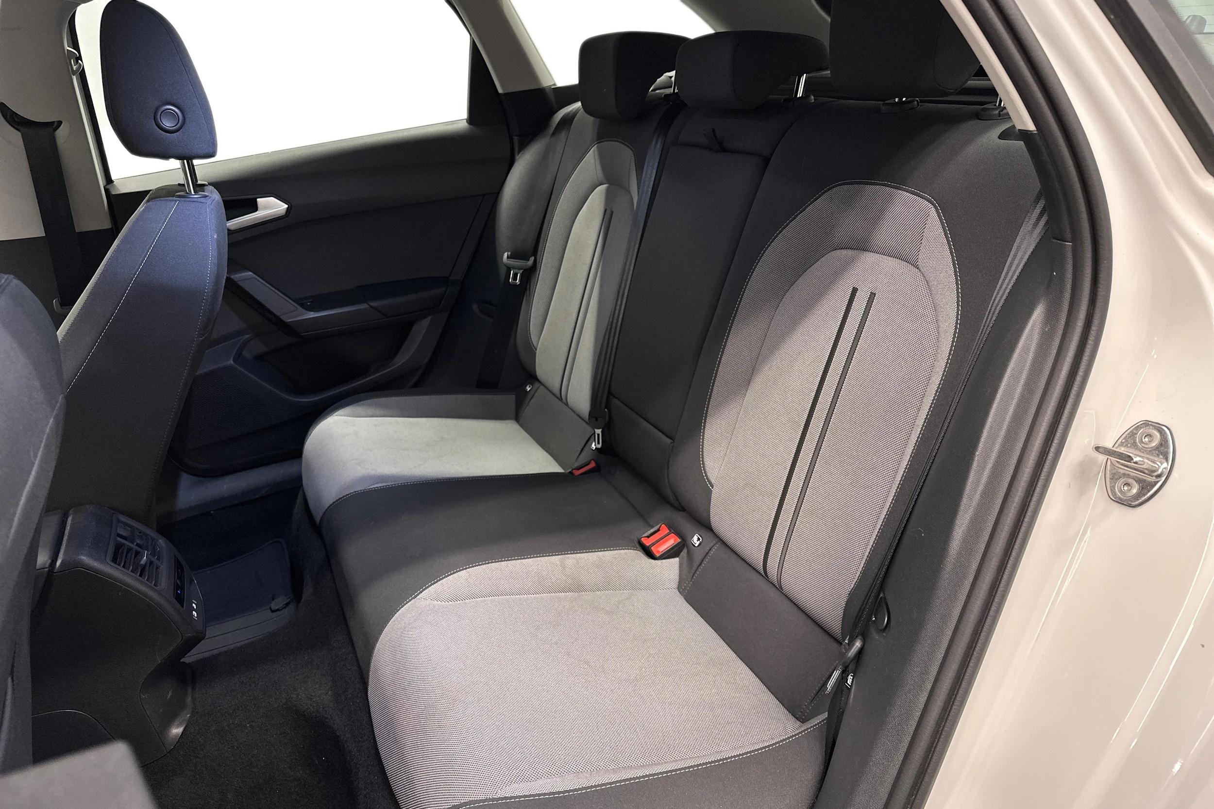 valkoinen SEAT Leon Sportstourer 2024 kuva 8.