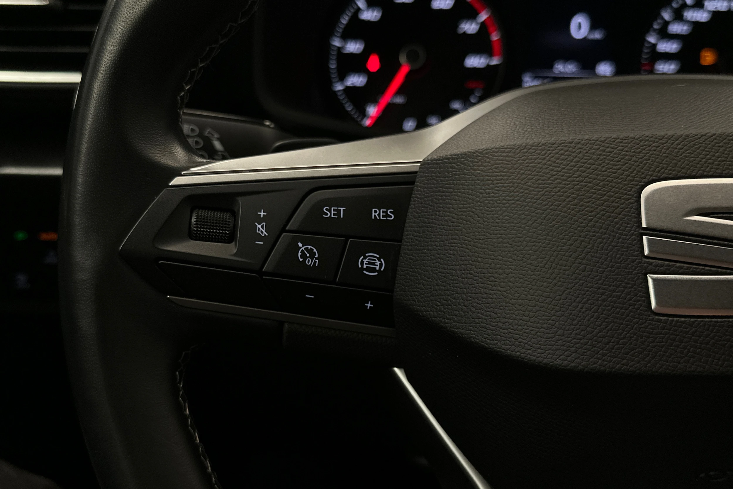 valkoinen SEAT Leon Sportstourer 2024 kuva 11.