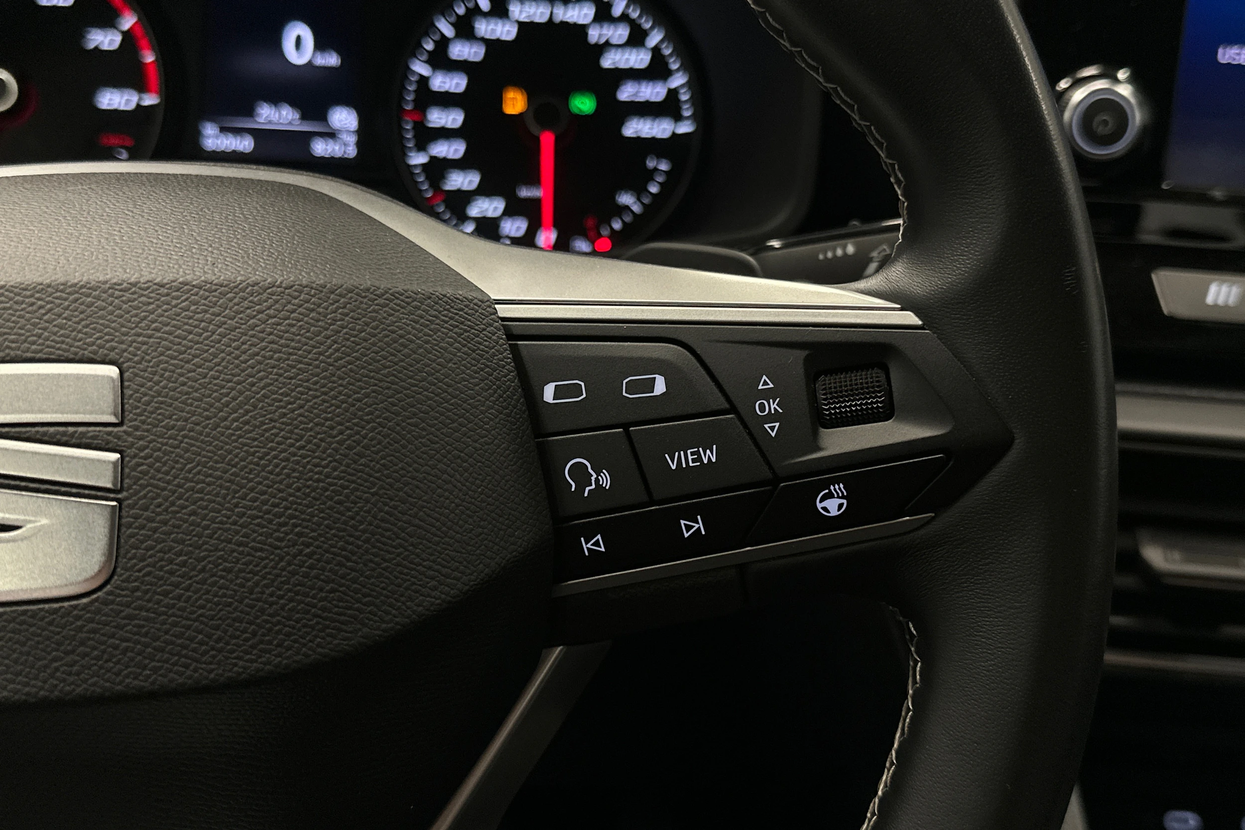 valkoinen SEAT Leon Sportstourer 2024 kuva 12.
