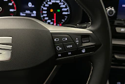 valkoinen SEAT Leon Sportstourer 2024 kuva 12.