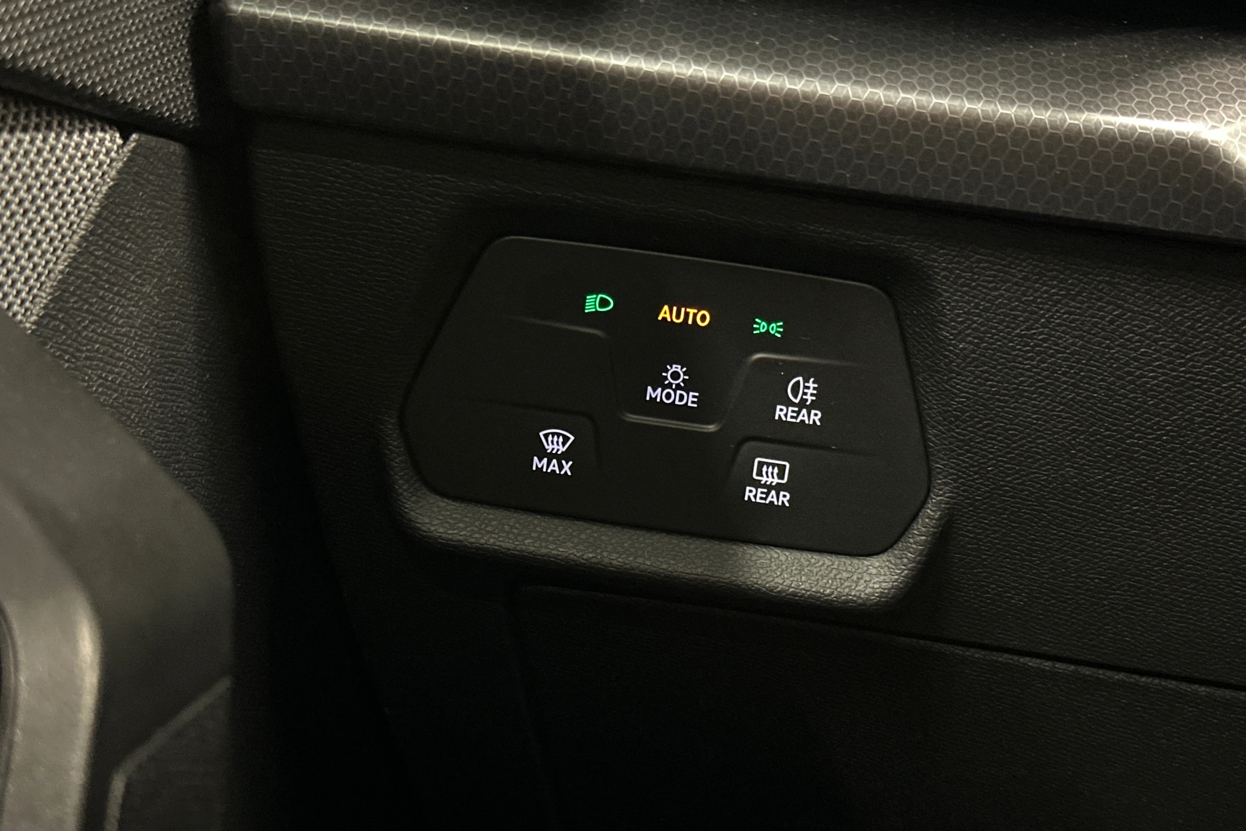 valkoinen SEAT Leon Sportstourer 2024 kuva 15.