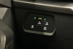 valkoinen SEAT Leon Sportstourer 2024 kuva 15.