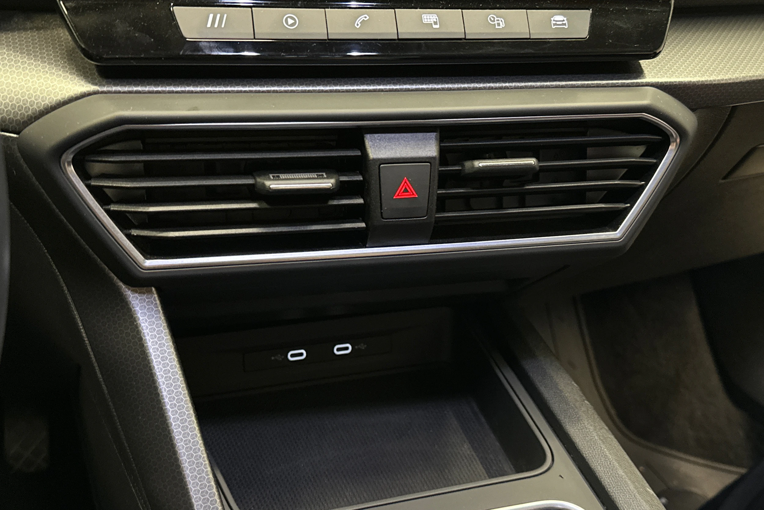 valkoinen SEAT Leon Sportstourer 2024 kuva 31.