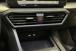 valkoinen SEAT Leon Sportstourer 2024 kuva 31.