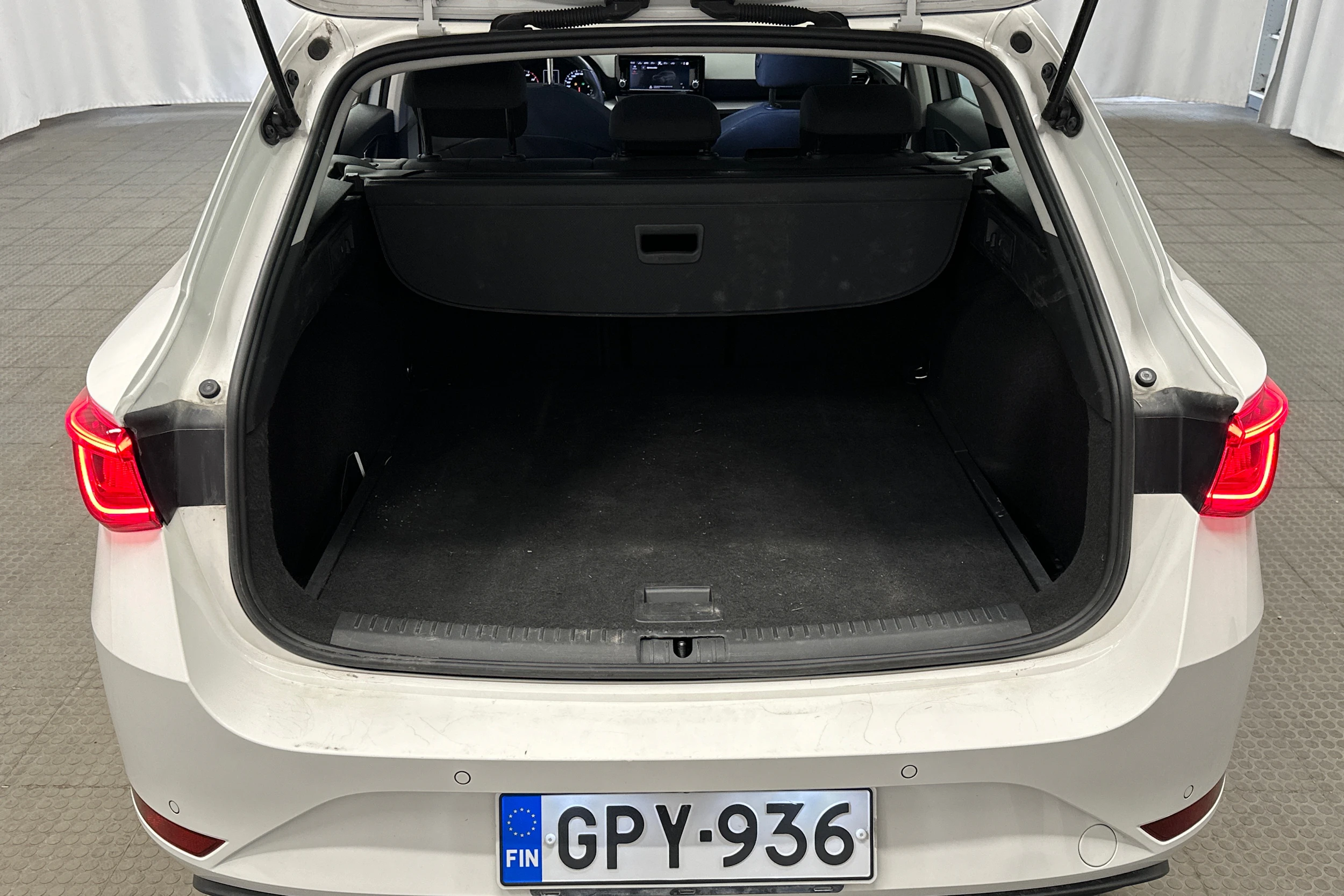 valkoinen SEAT Leon Sportstourer 2024 kuva 33.