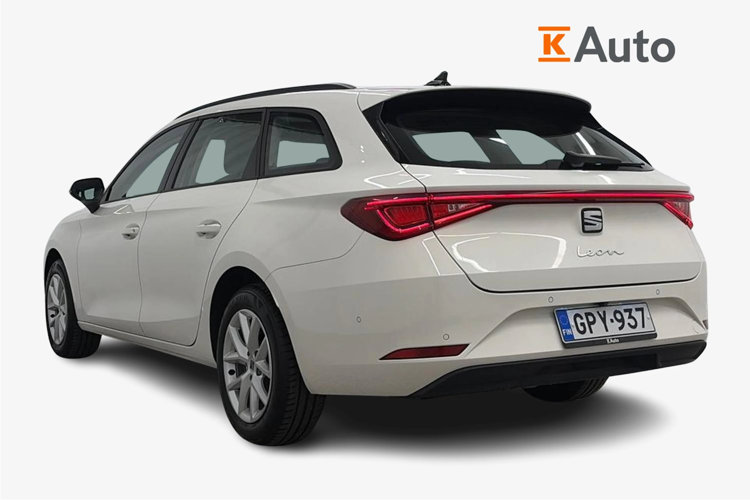 valkoinen SEAT Leon Sportstourer 2024 kuva 2.