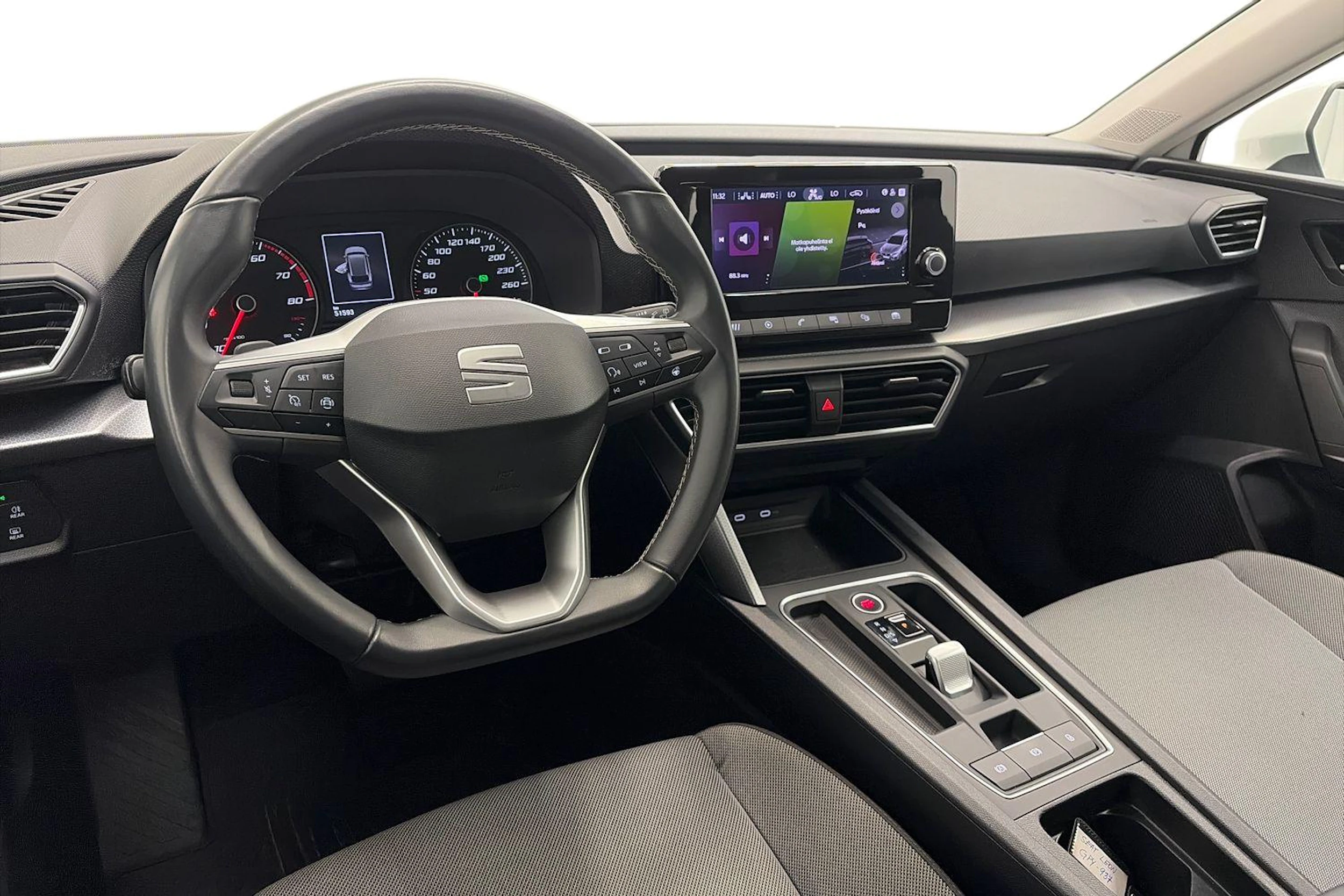 valkoinen SEAT Leon Sportstourer 2024 kuva 6.