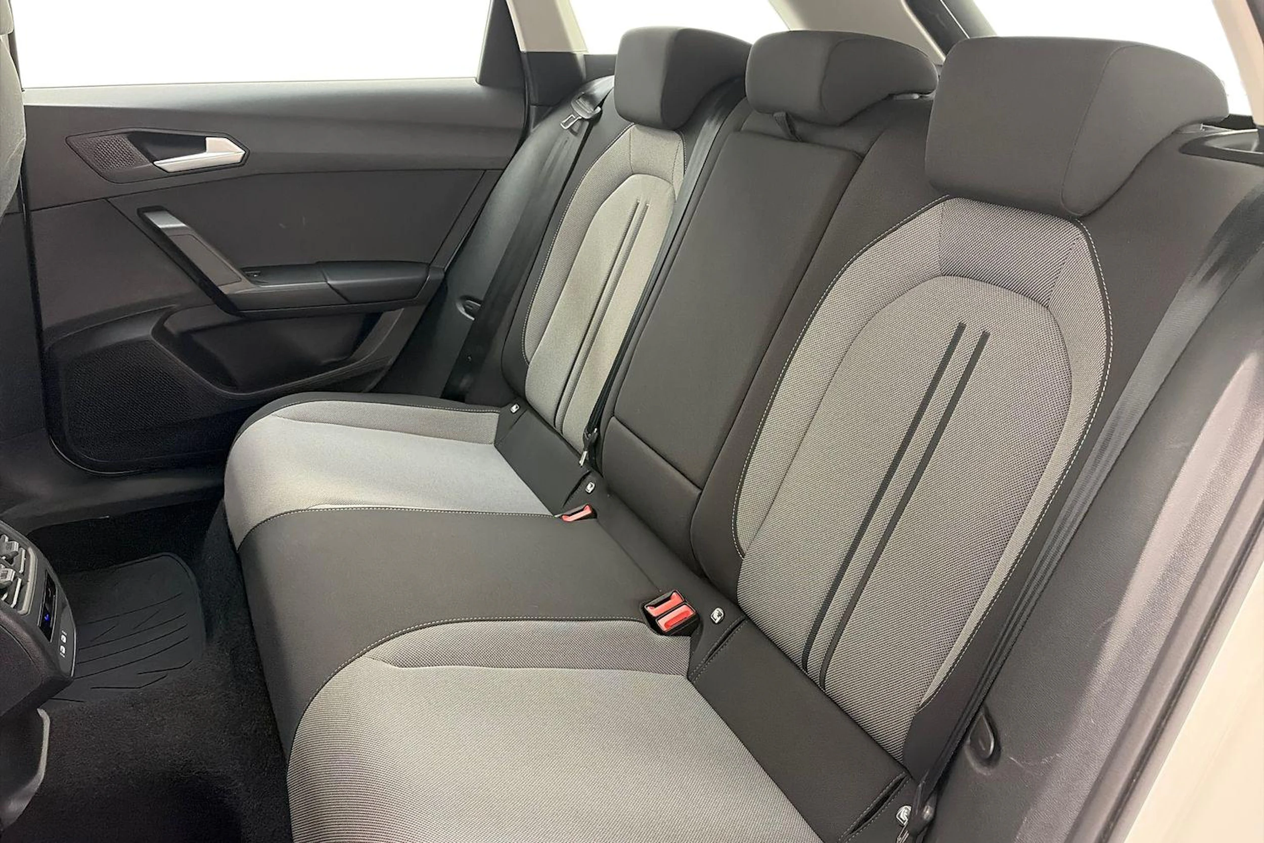 valkoinen SEAT Leon Sportstourer 2024 kuva 8.