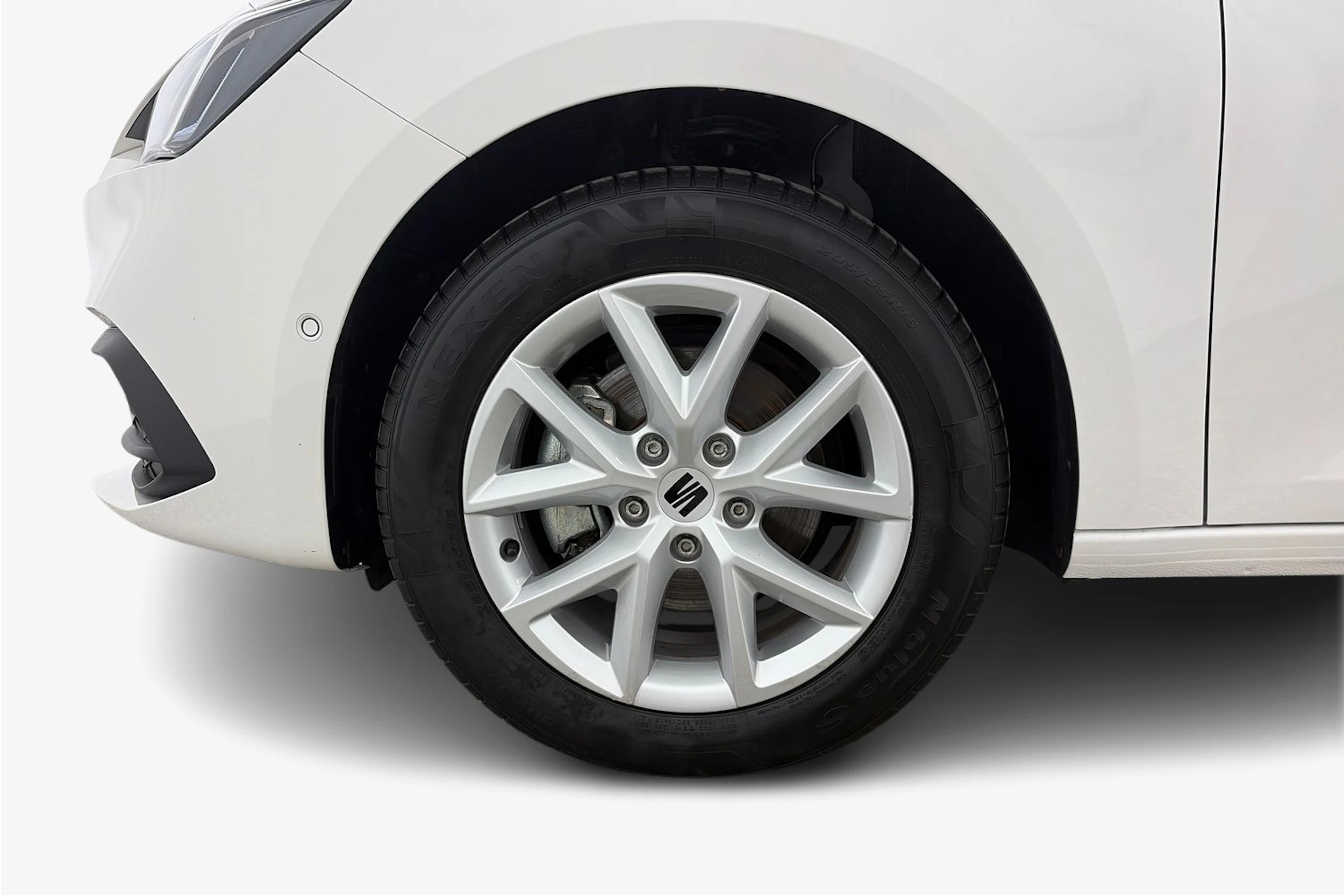 valkoinen SEAT Leon Sportstourer 2024 kuva 9.