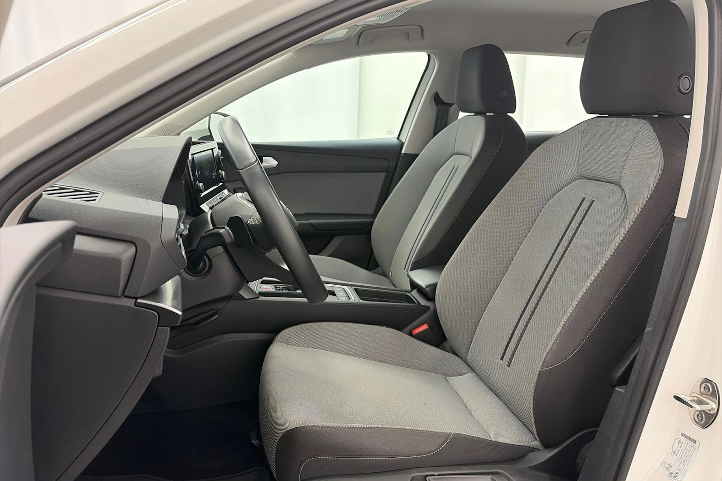 valkoinen SEAT Leon Sportstourer 2024 kuva 12.