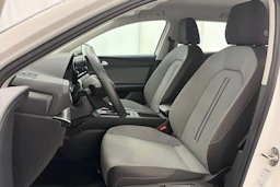valkoinen SEAT Leon Sportstourer 2024 kuva 12.