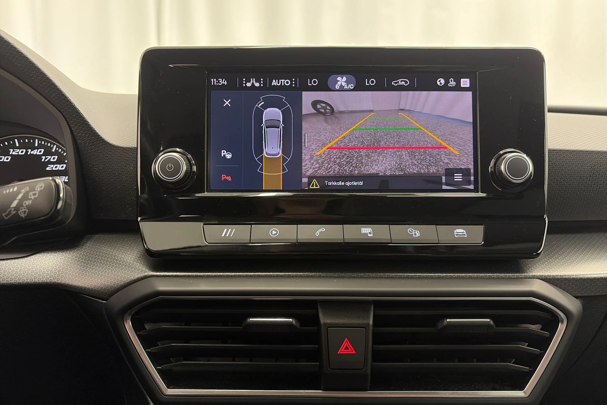 valkoinen SEAT Leon Sportstourer 2024 kuva 16.