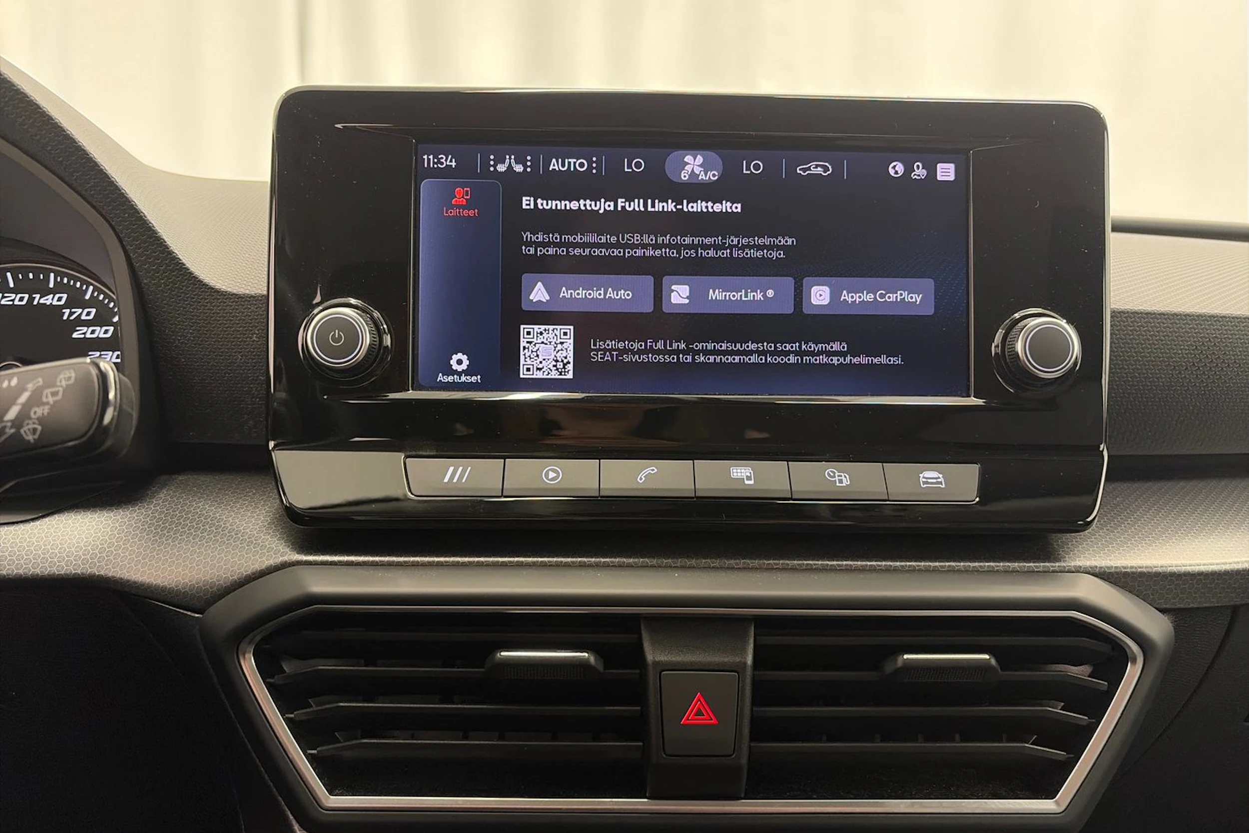 valkoinen SEAT Leon Sportstourer 2024 kuva 17.