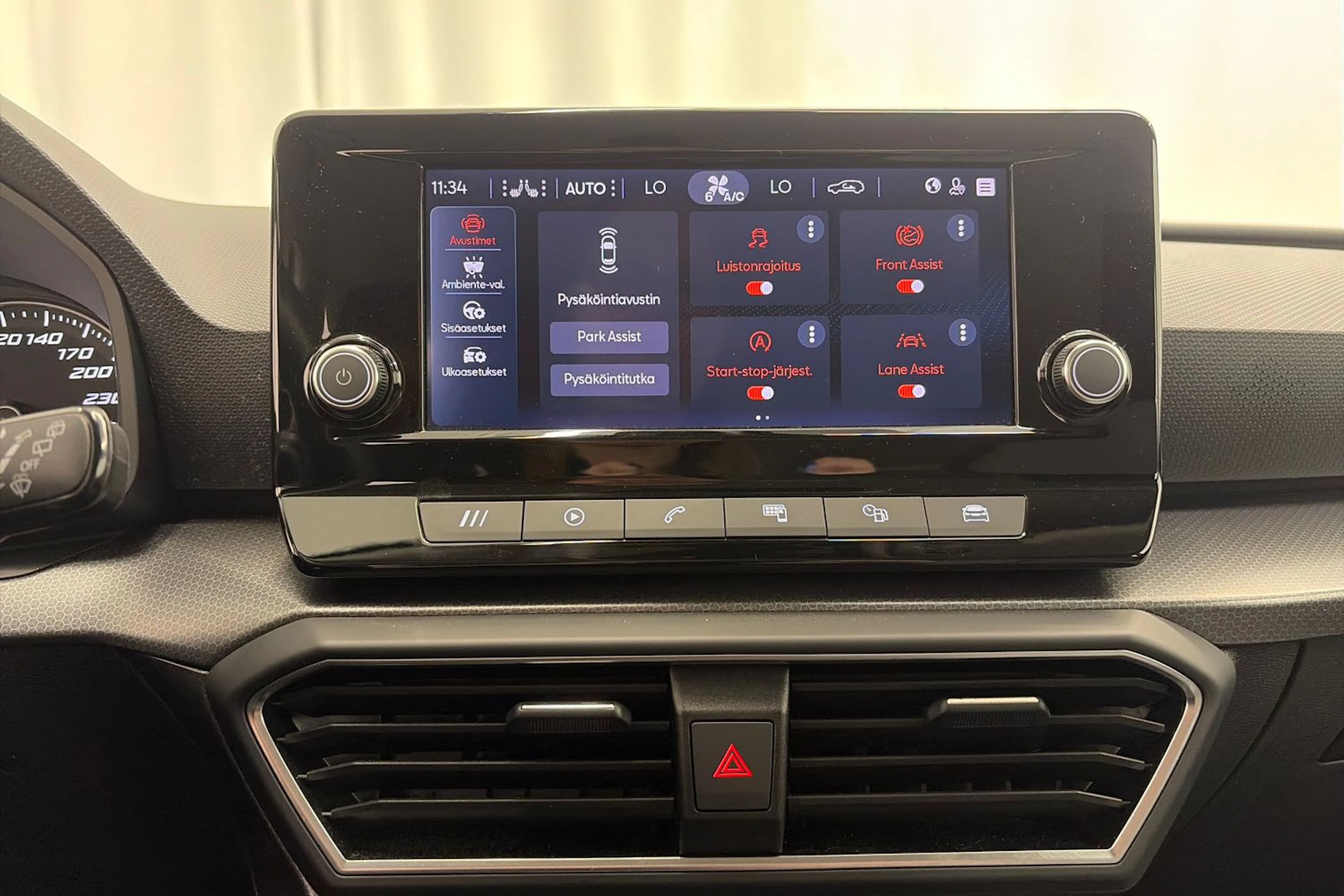 valkoinen SEAT Leon Sportstourer 2024 kuva 18.