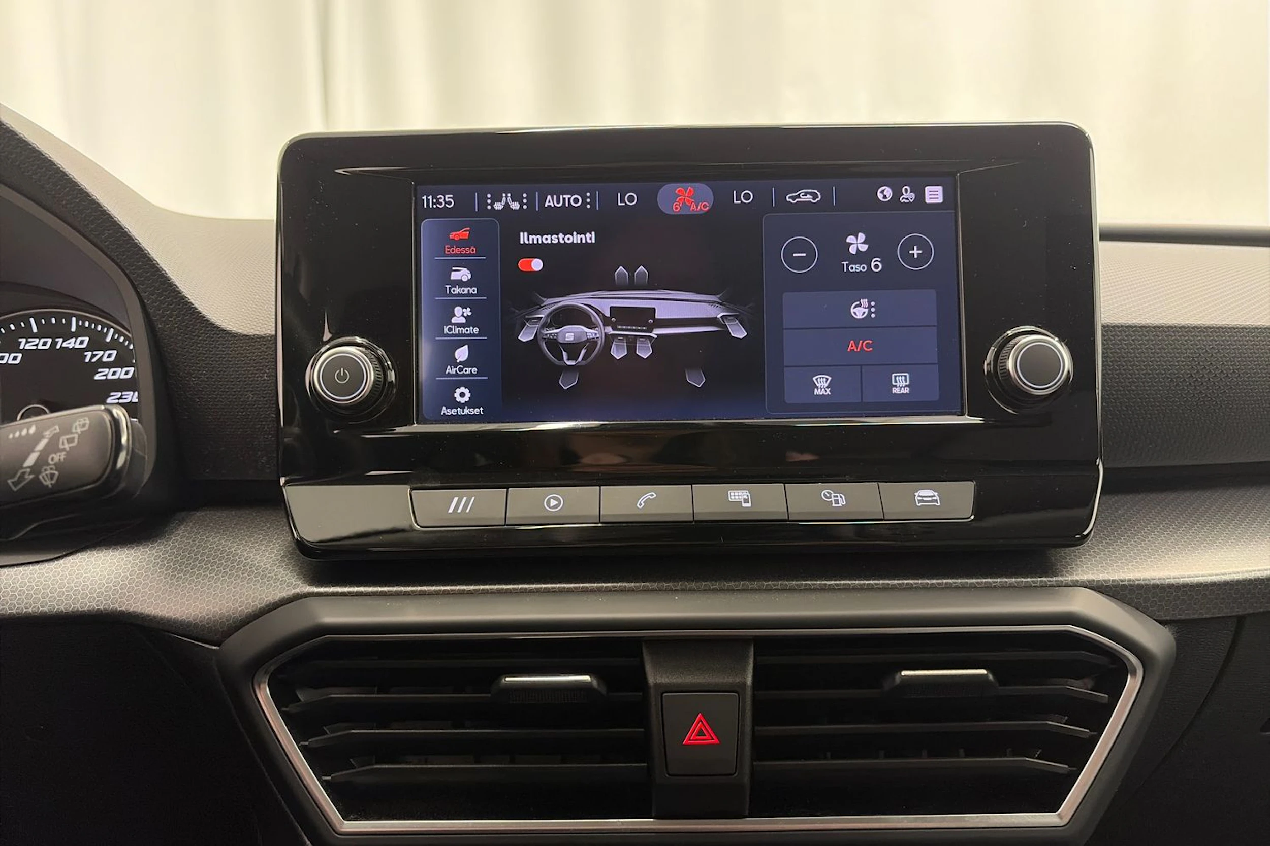 valkoinen SEAT Leon Sportstourer 2024 kuva 19.