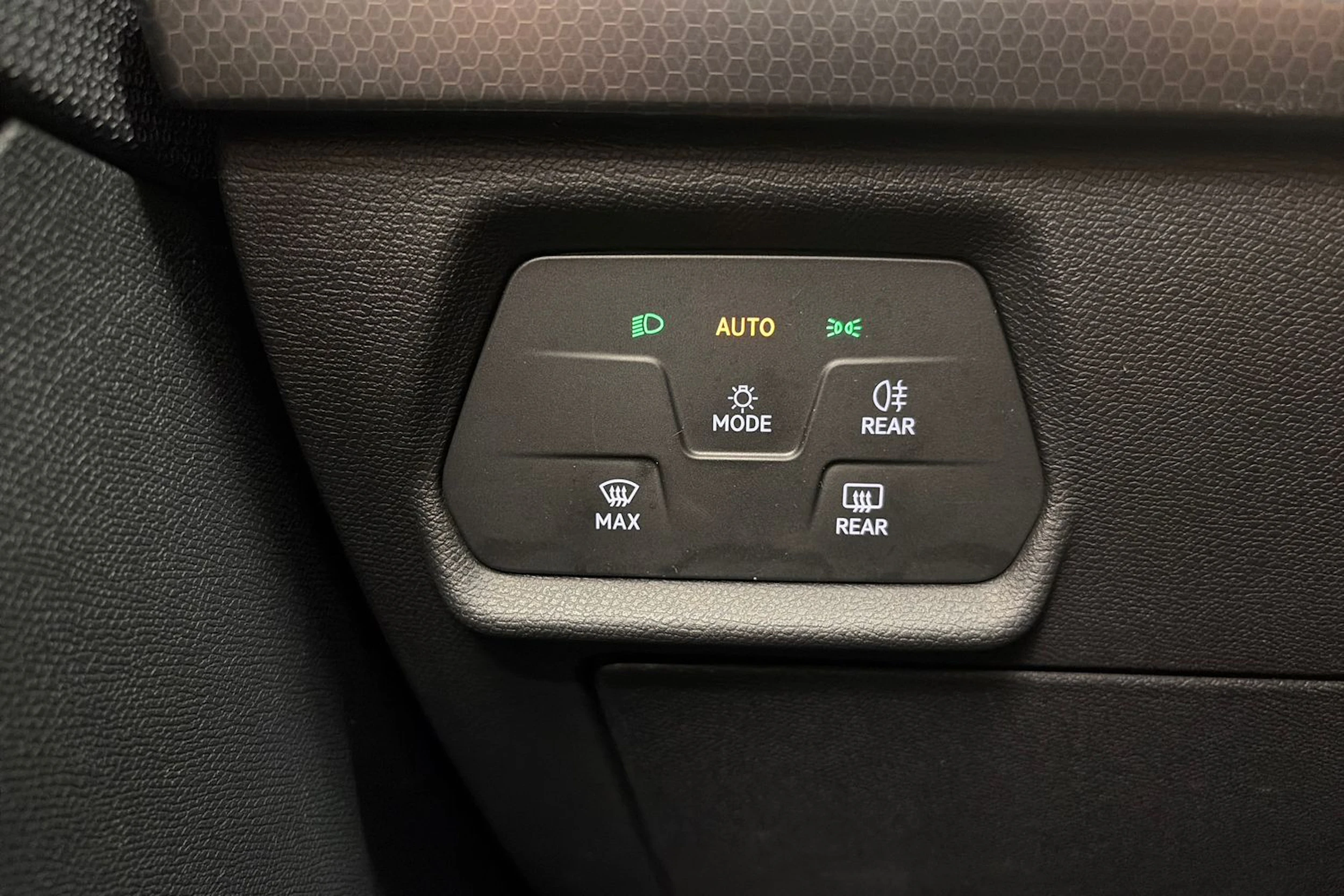 valkoinen SEAT Leon Sportstourer 2024 kuva 20.