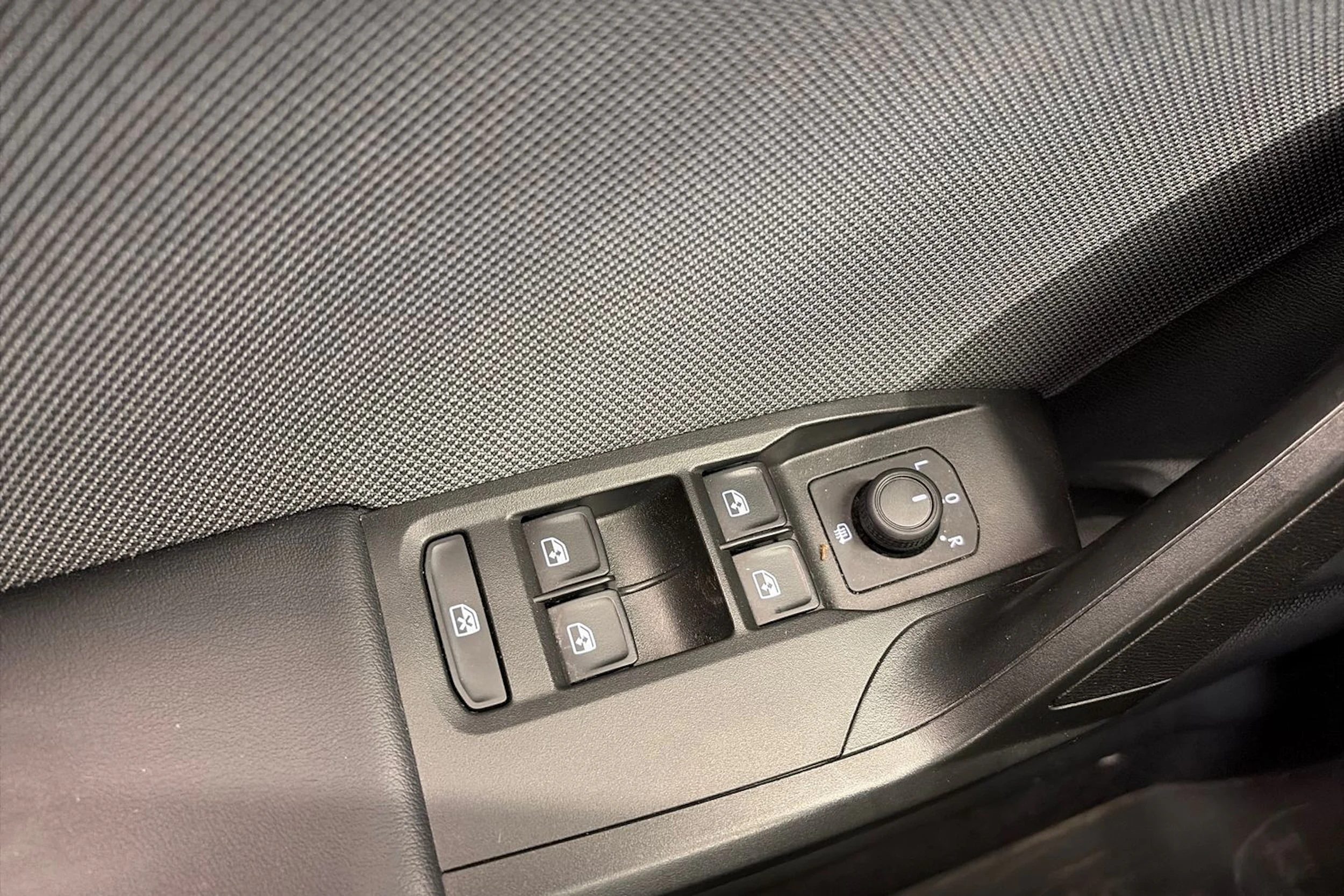 valkoinen SEAT Leon Sportstourer 2024 kuva 21.